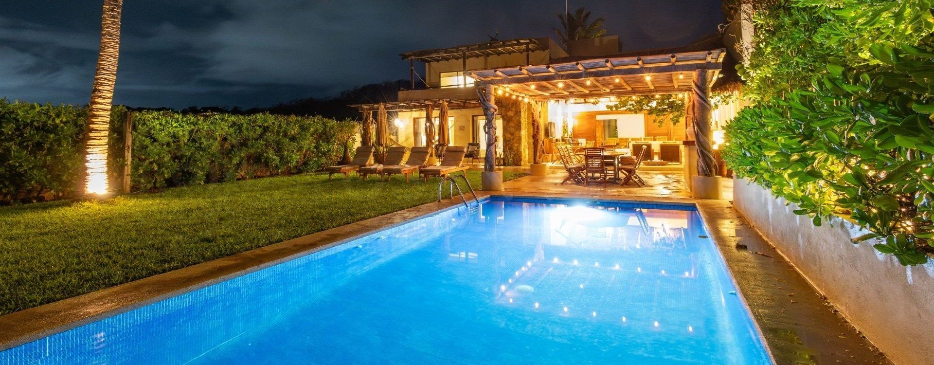 Piscine et palapa éclairées de nuit, Casa Arena, Barra de Colotepec