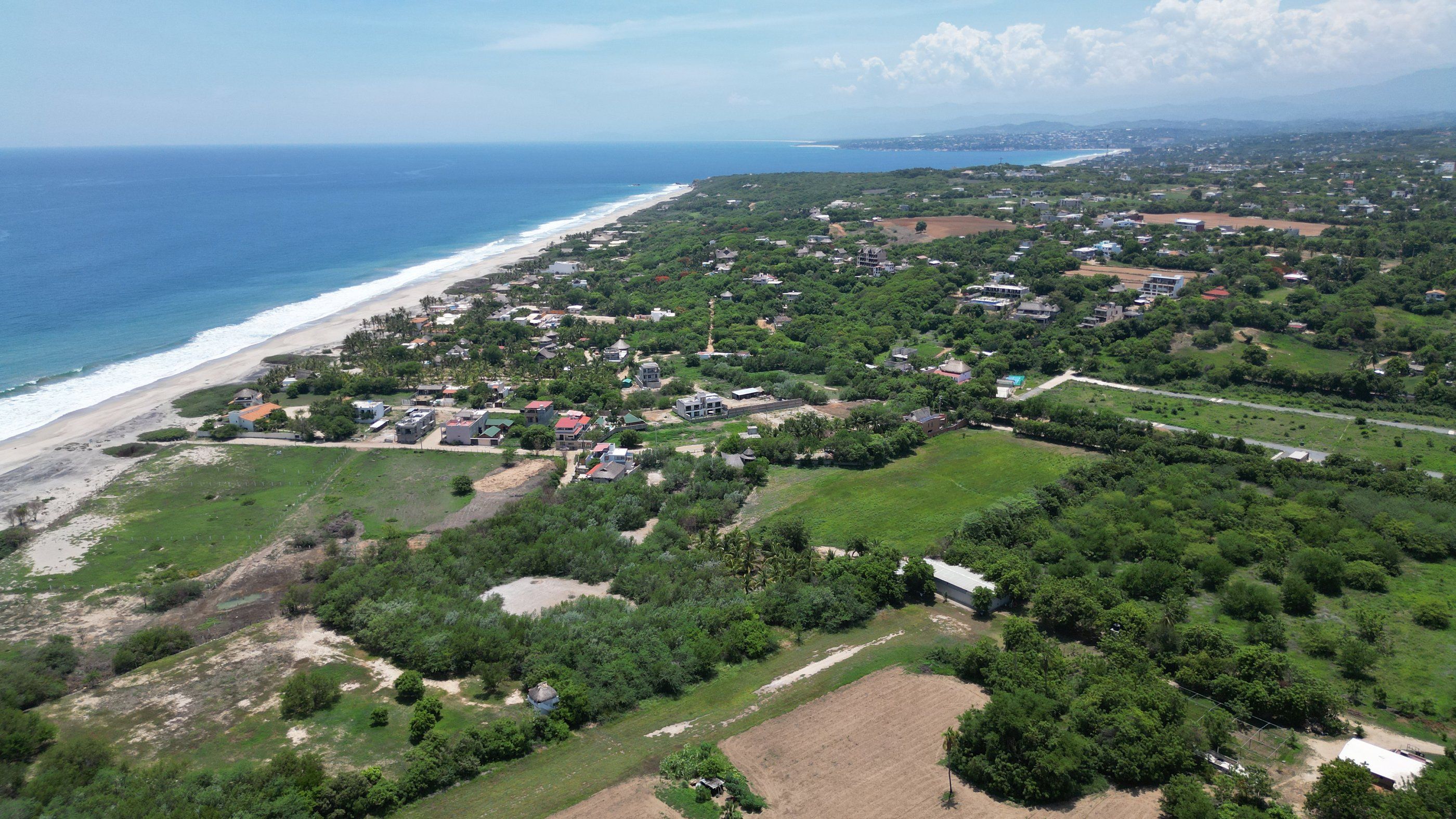Vista aérea de la costa de La Barra hacia Puerto Escondido