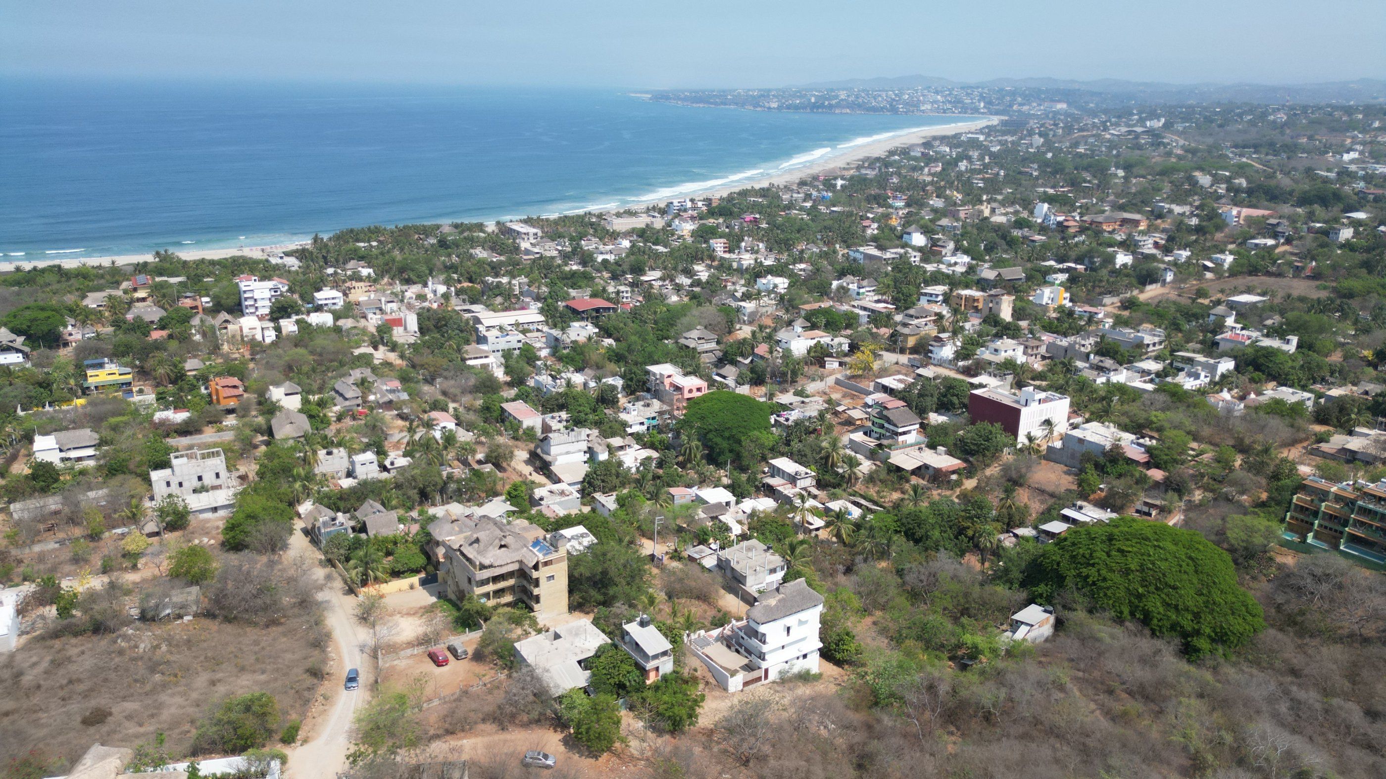 Vue aérienne du littoral depuis La Punta Zicatela