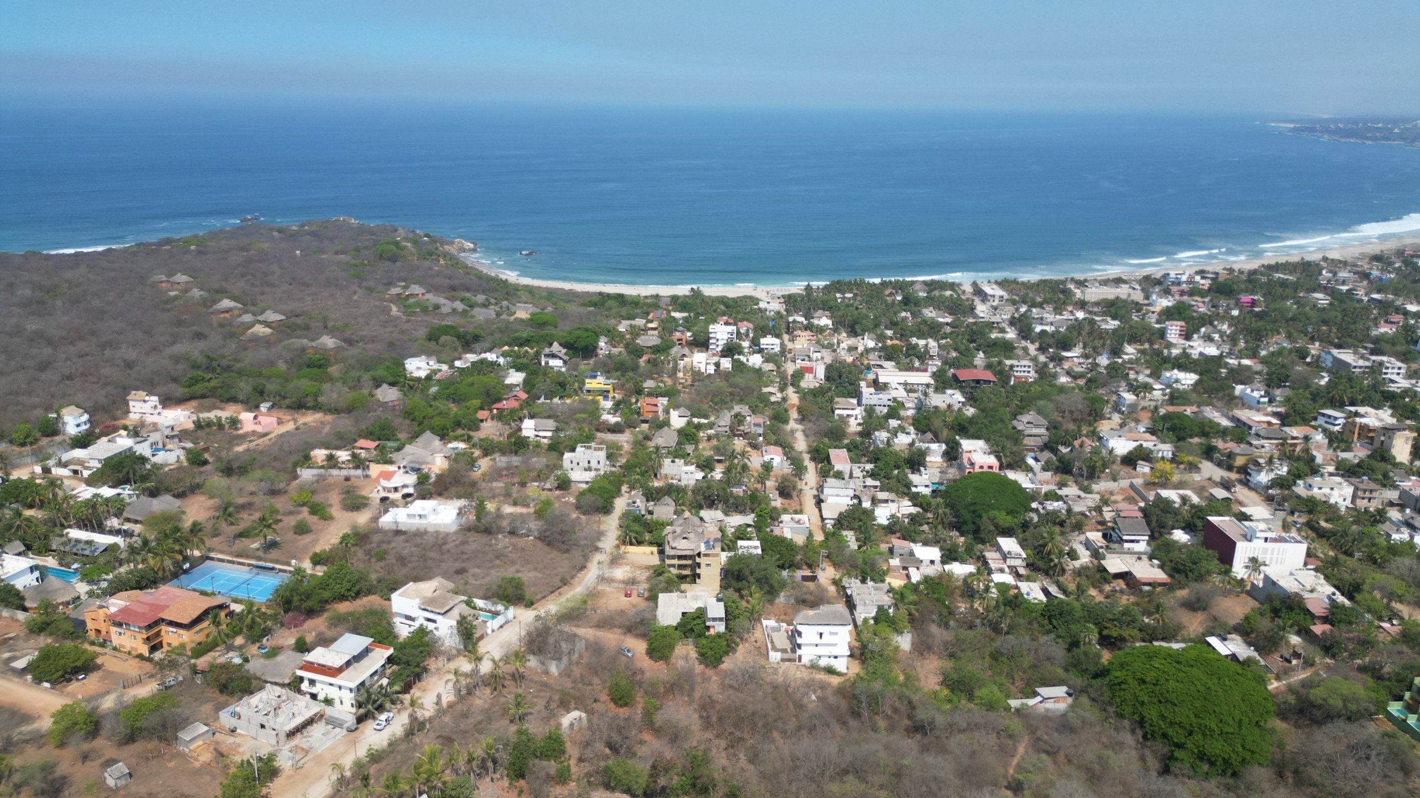 Vue aérienne de La Punta Zicatela et de la baie