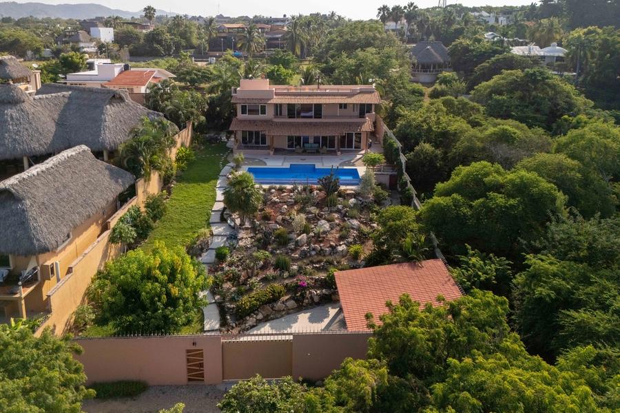 Vue aérienne de Casa Punta, piscine et jardin, La Punta Zicatela