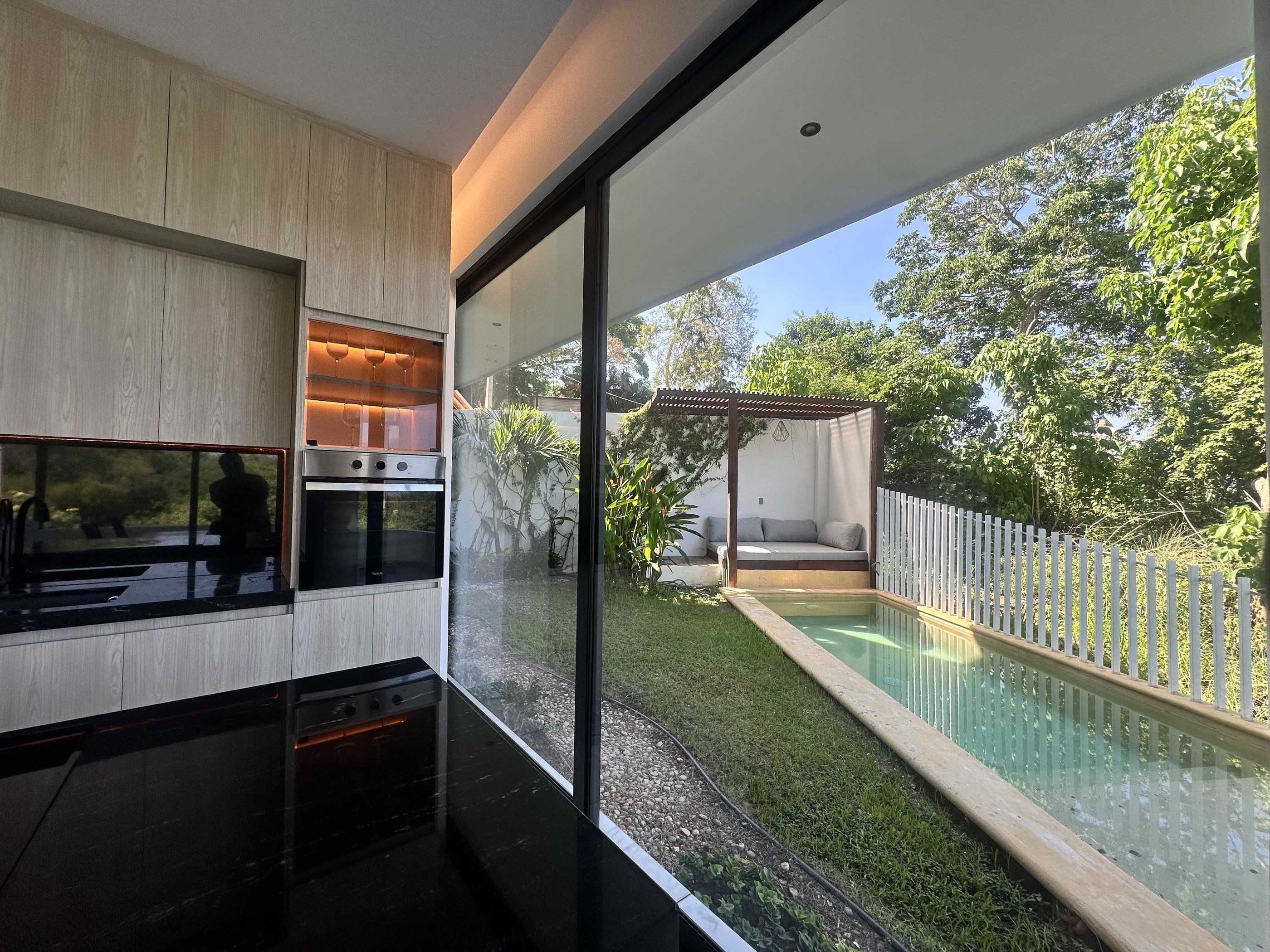 Kitchen opening onto the garden and pool, ZUL Residences, Emiliano Zapata