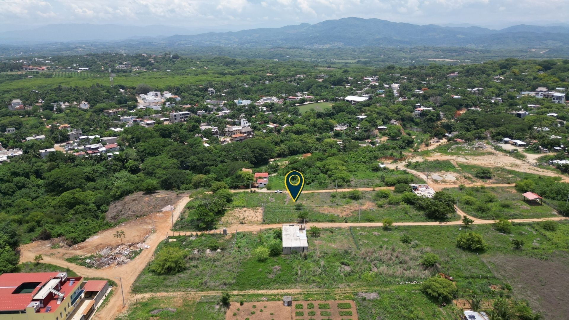 Vista aérea de los terrenos hacia la sierra, Guayavillera