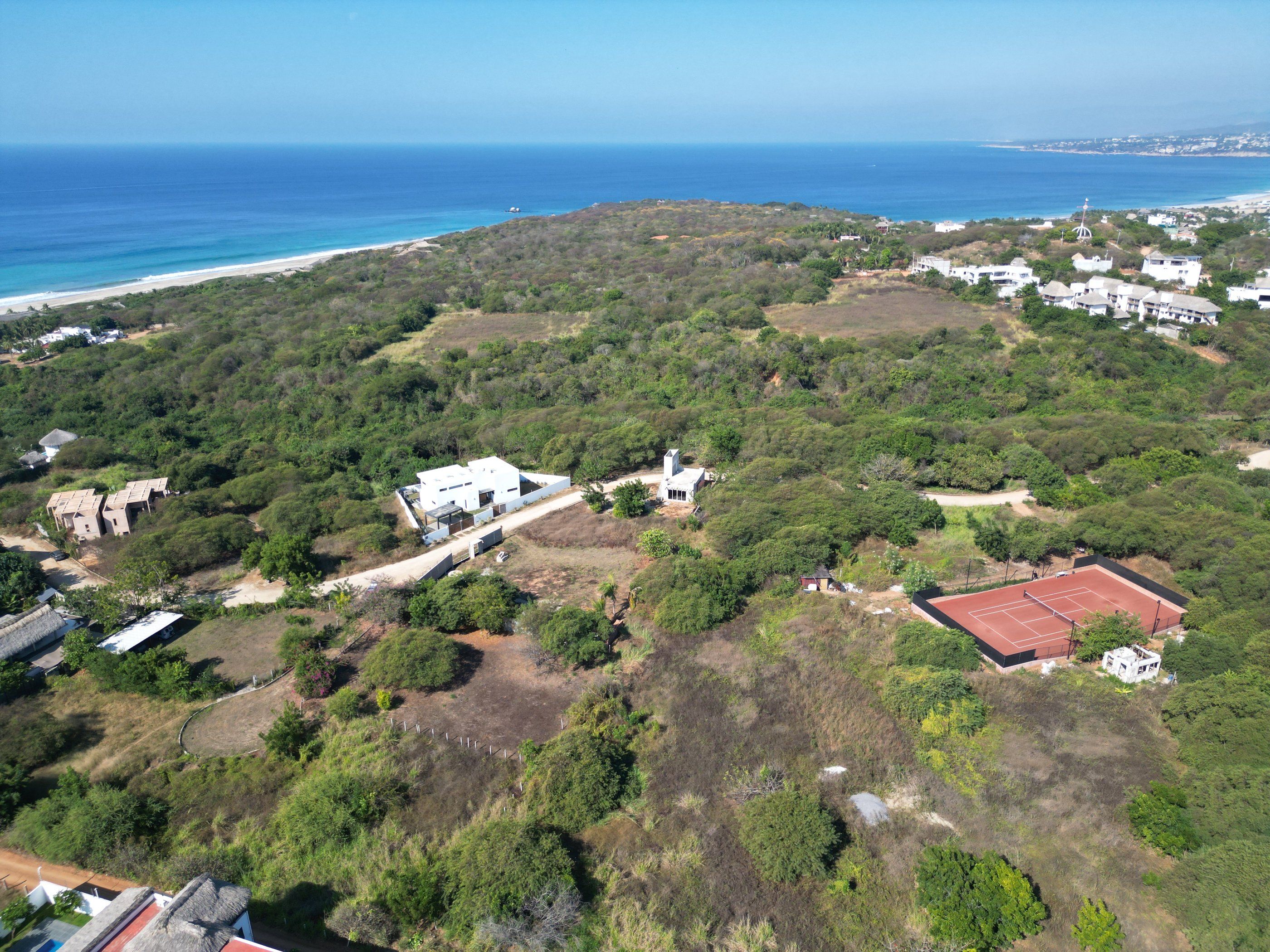 Vue aérienne de Chakoo avec le court de tennis et le littoral, La Barra