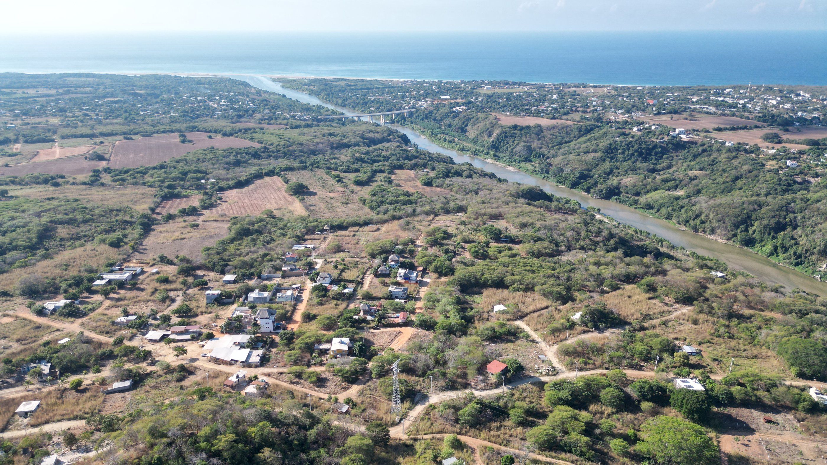 Vista aérea de Las Torres y el Río Colotepec hacia el mar