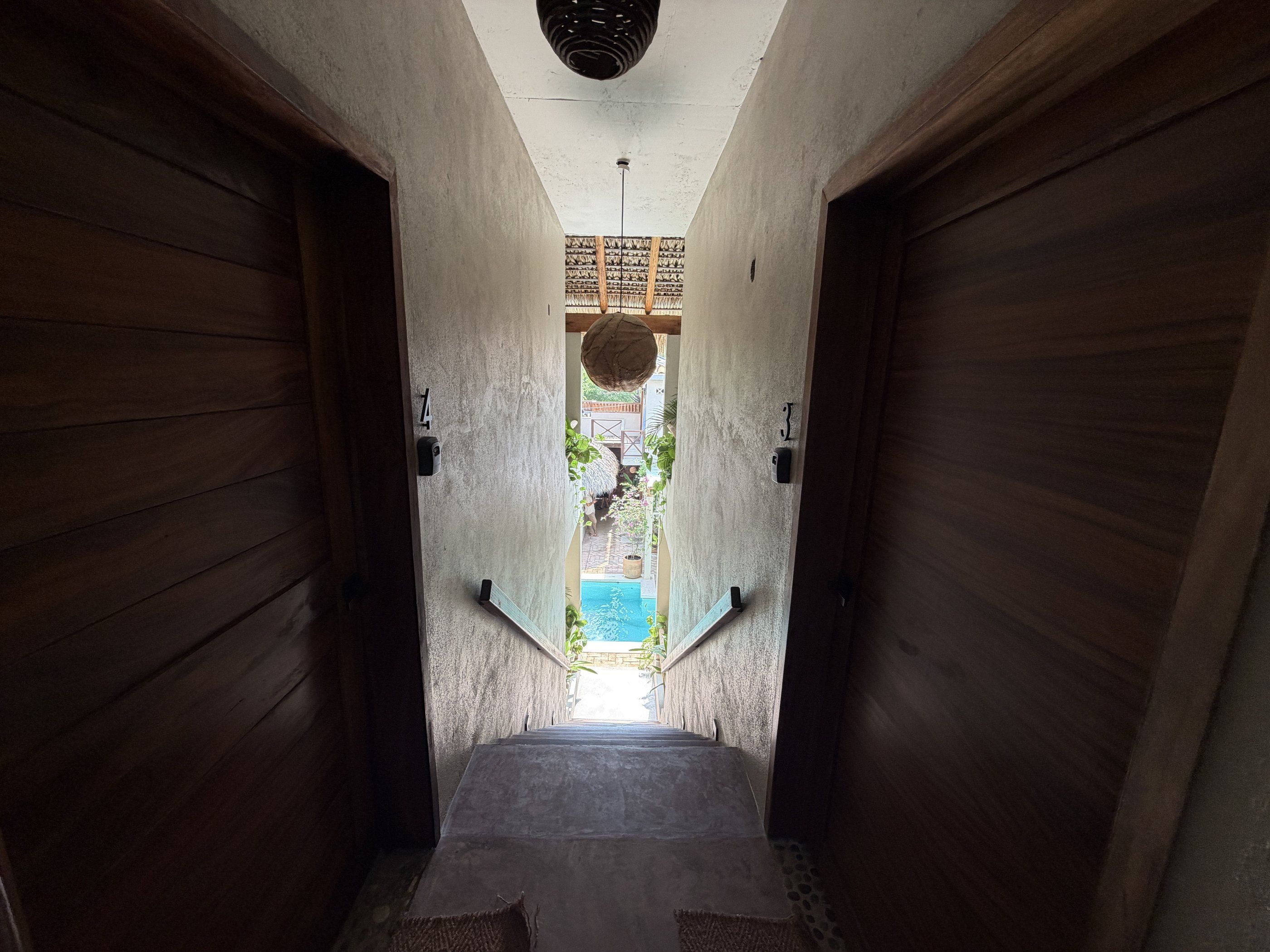 Entrée menant à la piscine, Casa Linda Vista