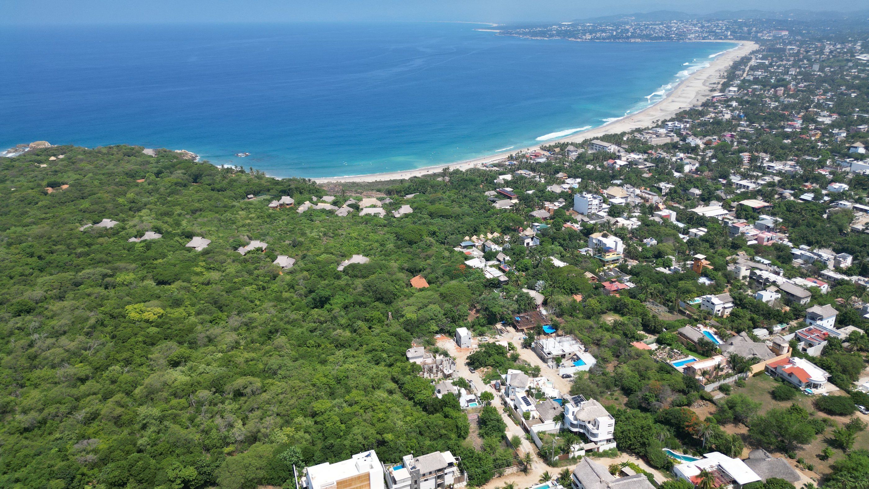 Vista aérea de la bahía de Zicatela desde La Punta, Puerto Escondido