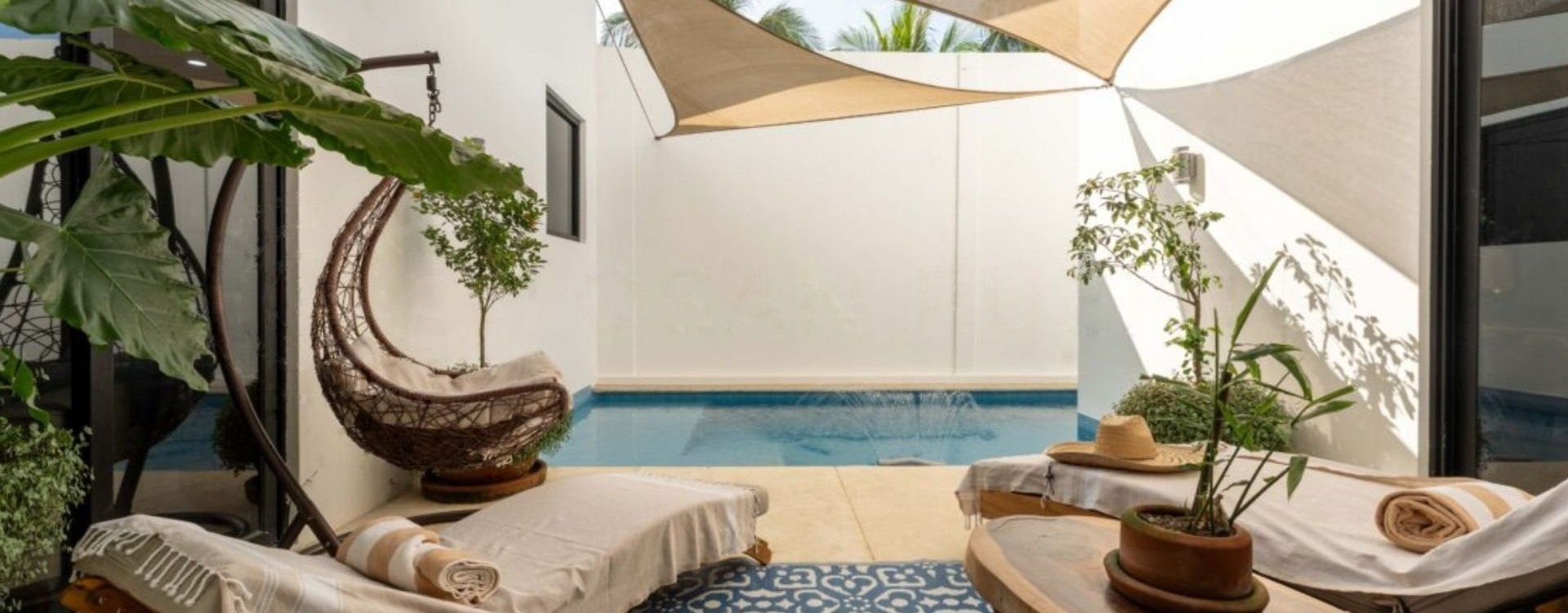 Patio du rez-de-chaussée avec piscine et voiles d’ombrage, Casa Punta Mar, Bajos de Chila