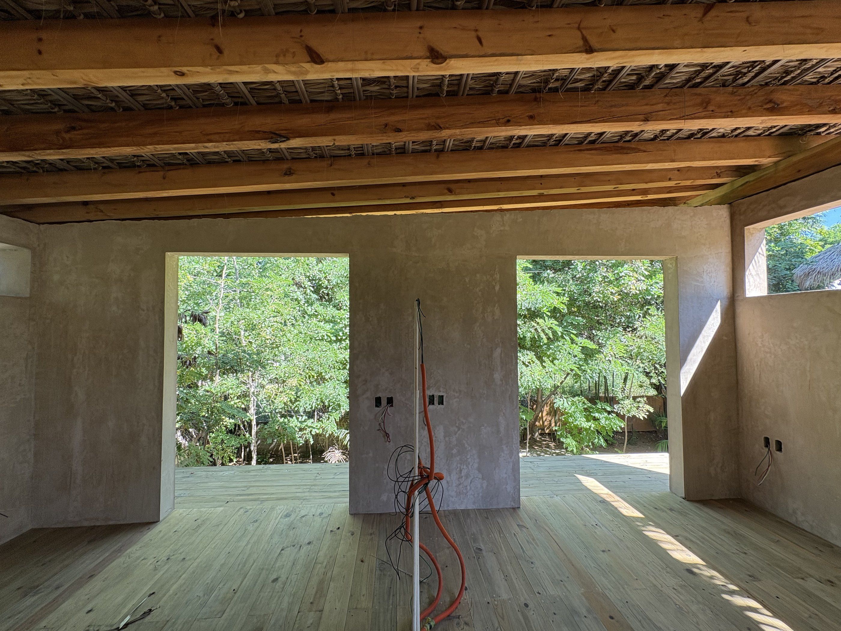 Habitación con dos vanos hacia el jardín, en obra, Casa Balsa
