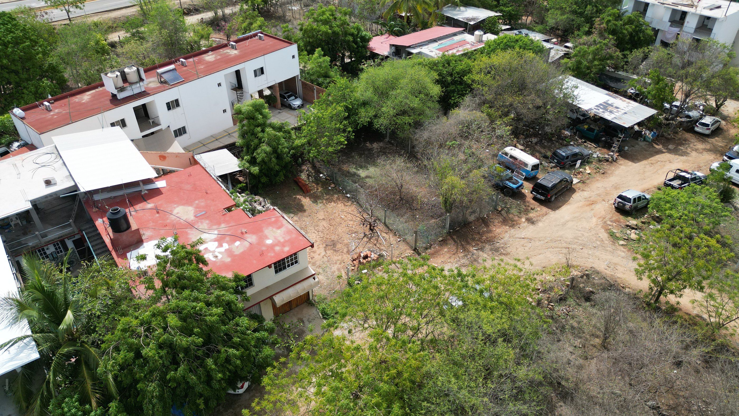 Vista aérea del terreno y las casas vecinas, La Barra de Colotepec