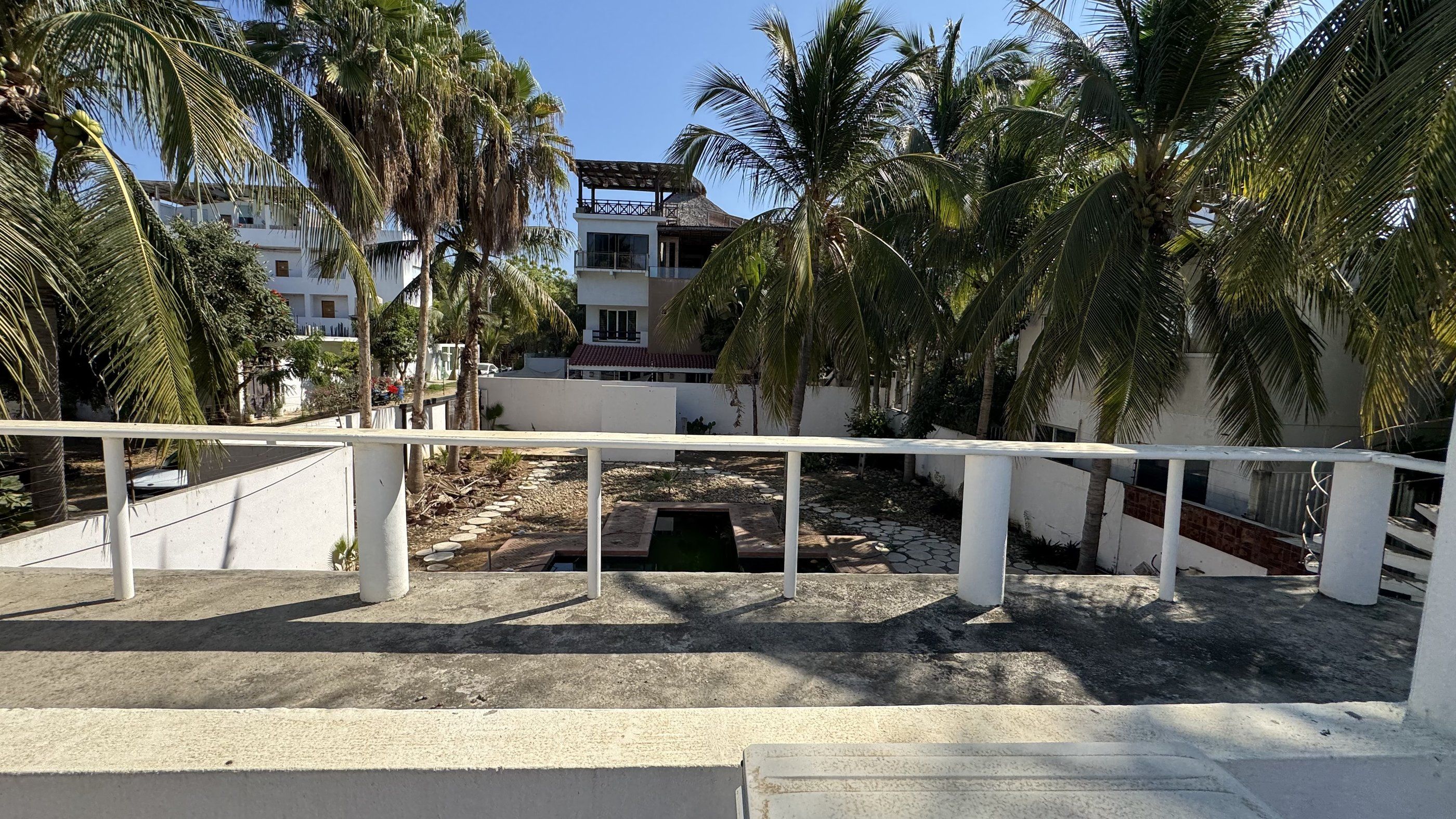 Terraza en azotea con vista al jardín, Casa Tamarindos, Zicatela