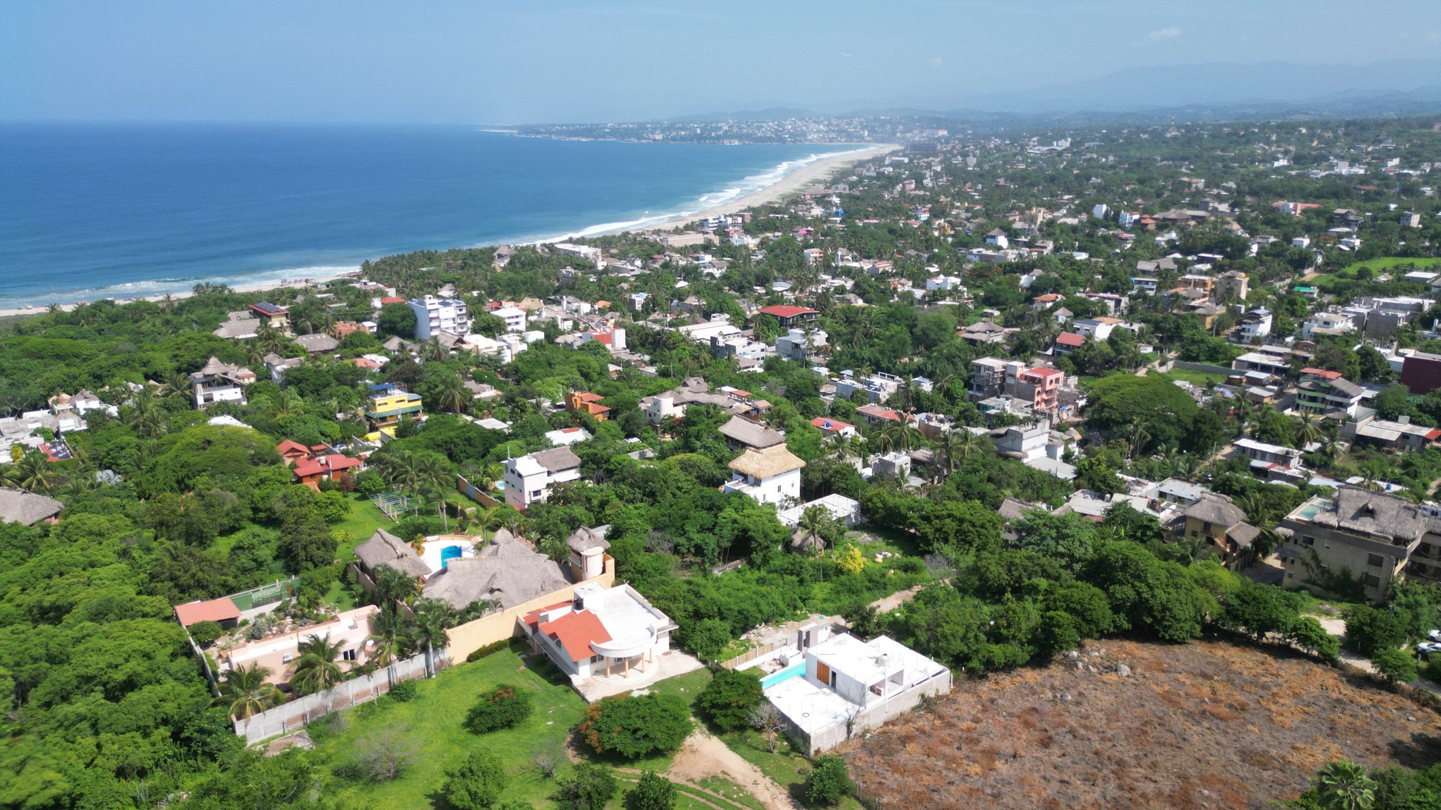 Vue drone sur La Punta vers la plage de Zicatela