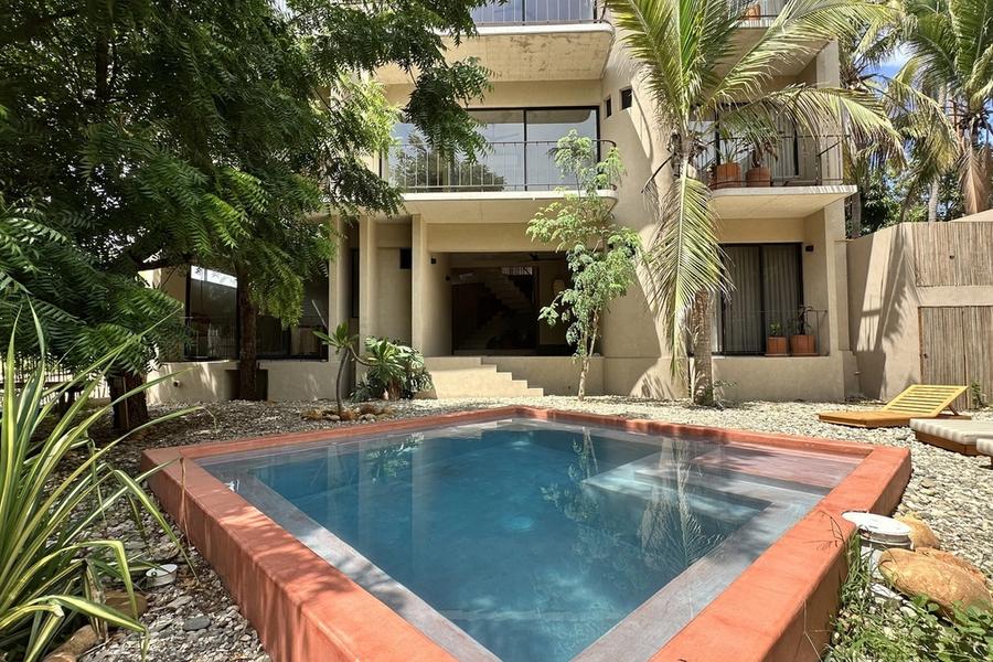 Alberca y jardín comunes, residencia SUUEL, Zicatela