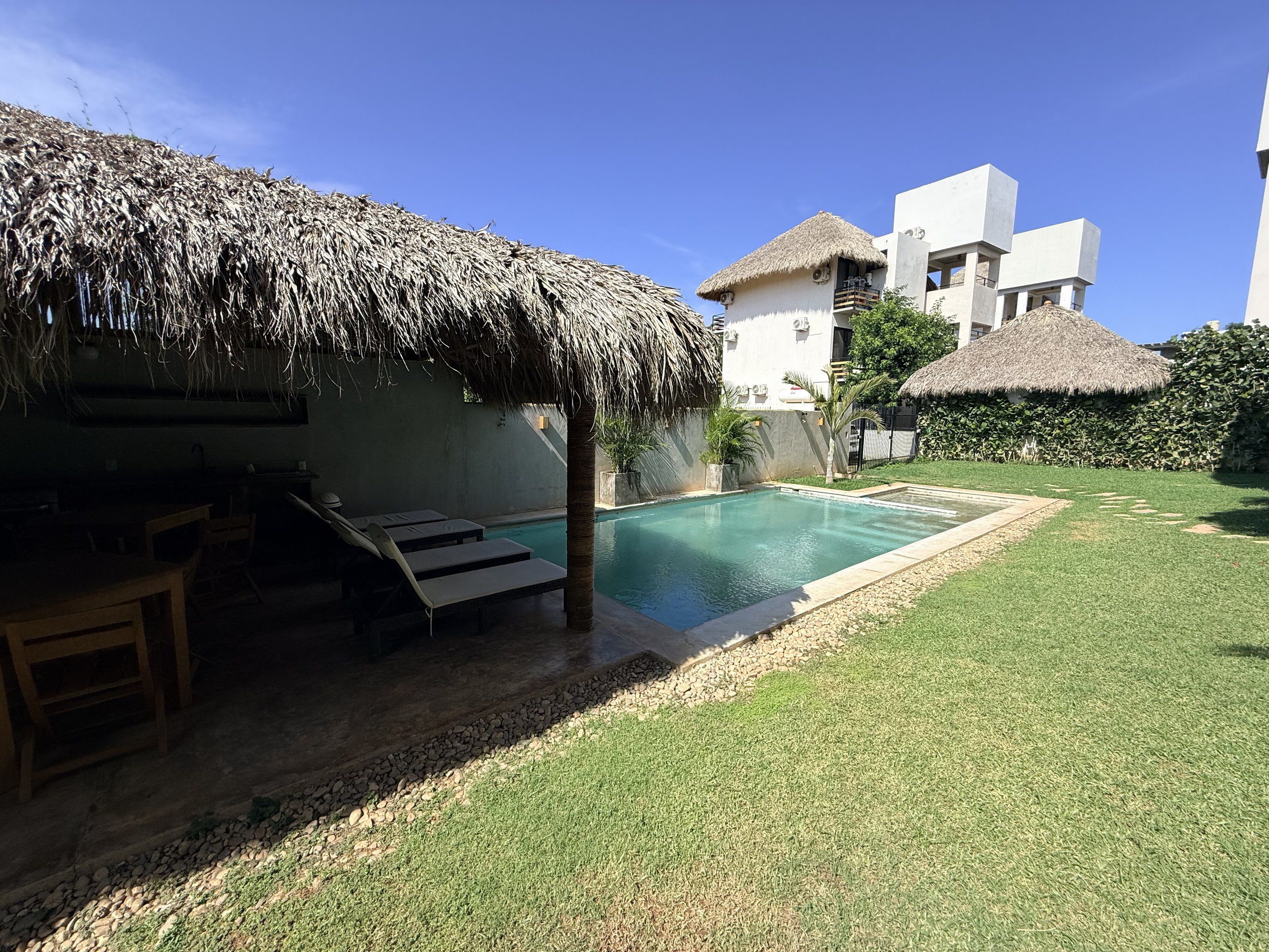 Piscine et terrasse sous palapa de la résidence, La Barra