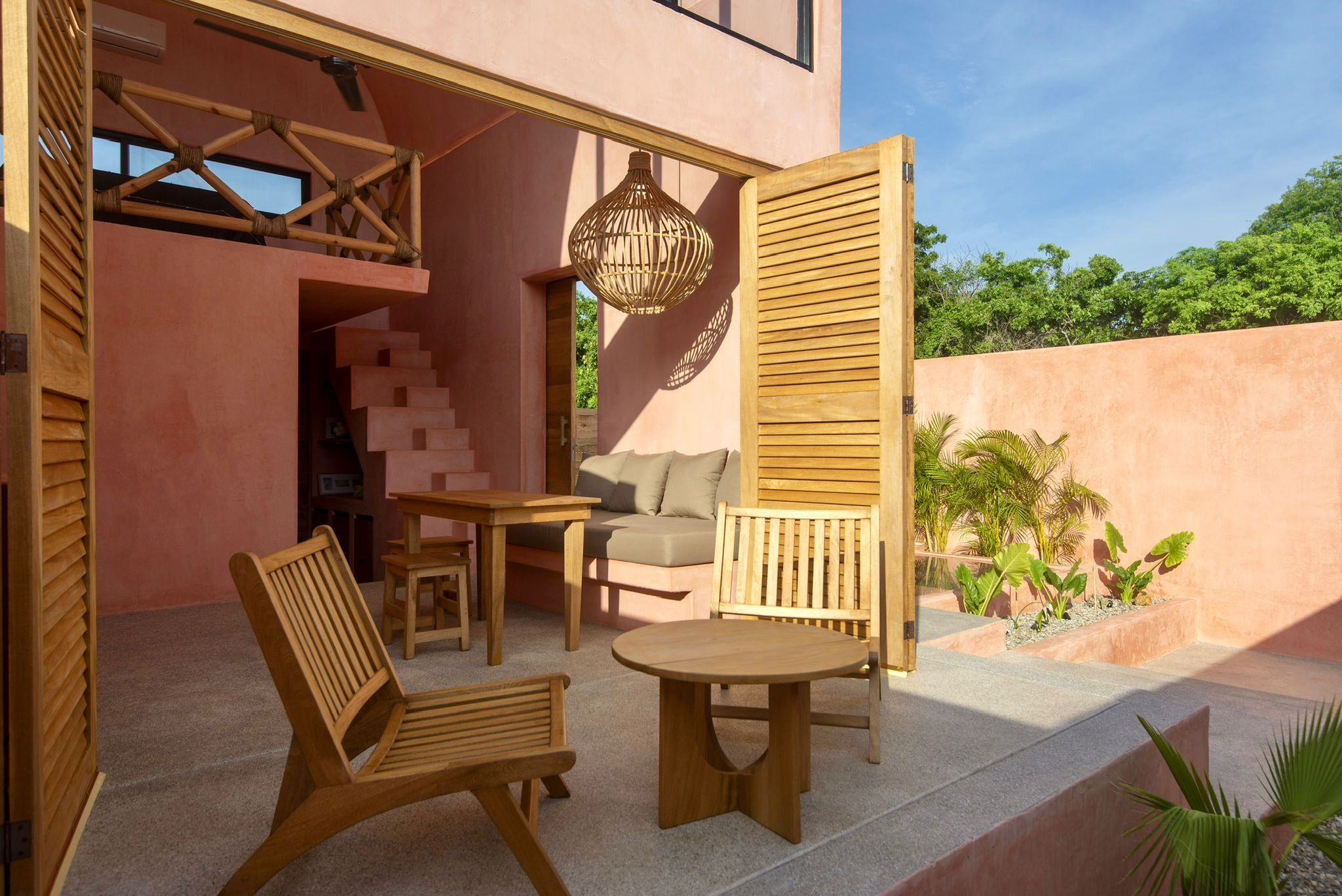 Sala abierta hacia el patio