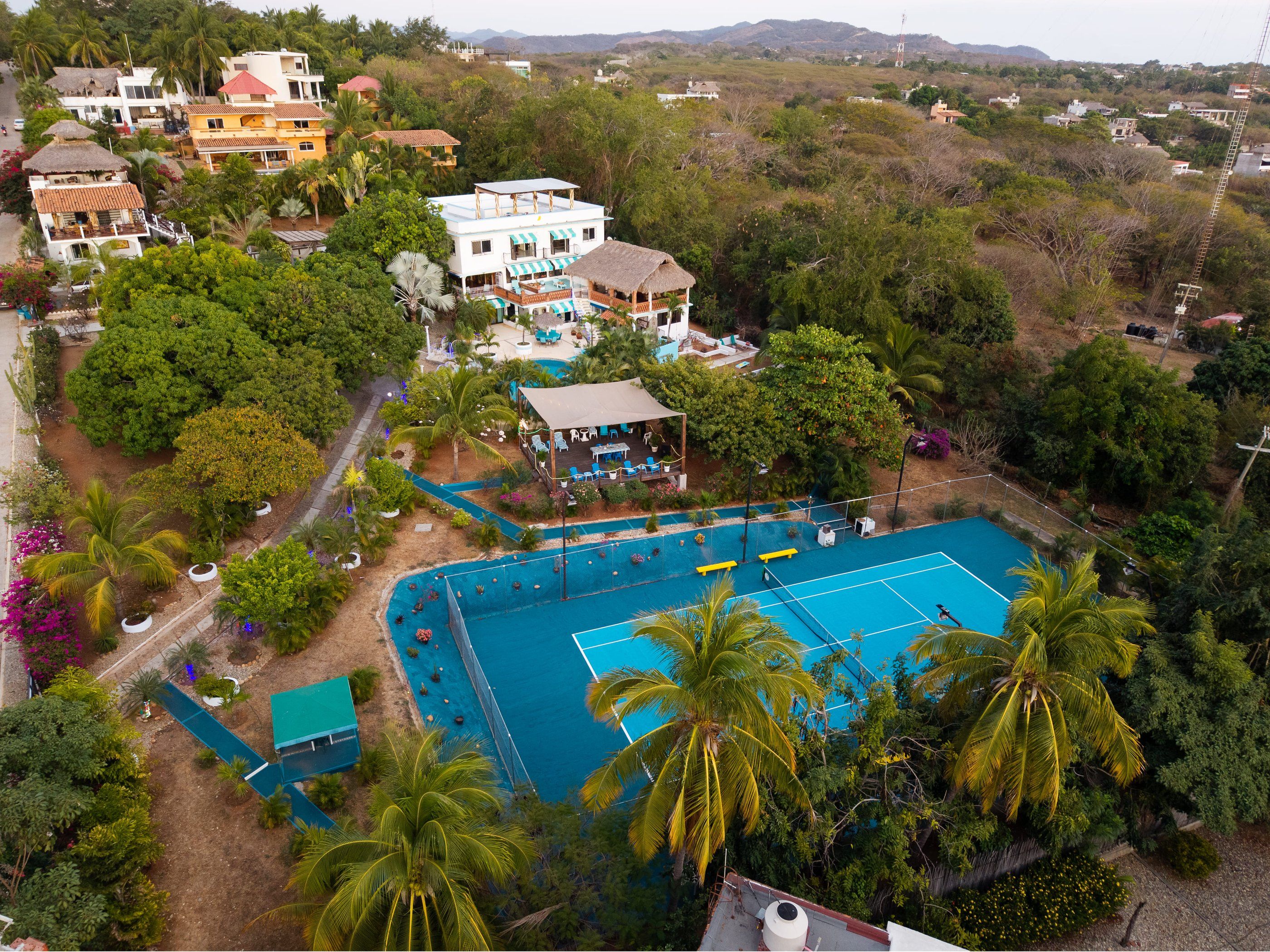 Vue aérienne de la propriété avec court de tennis et palapa, Casa Los Mangos, Zicatela