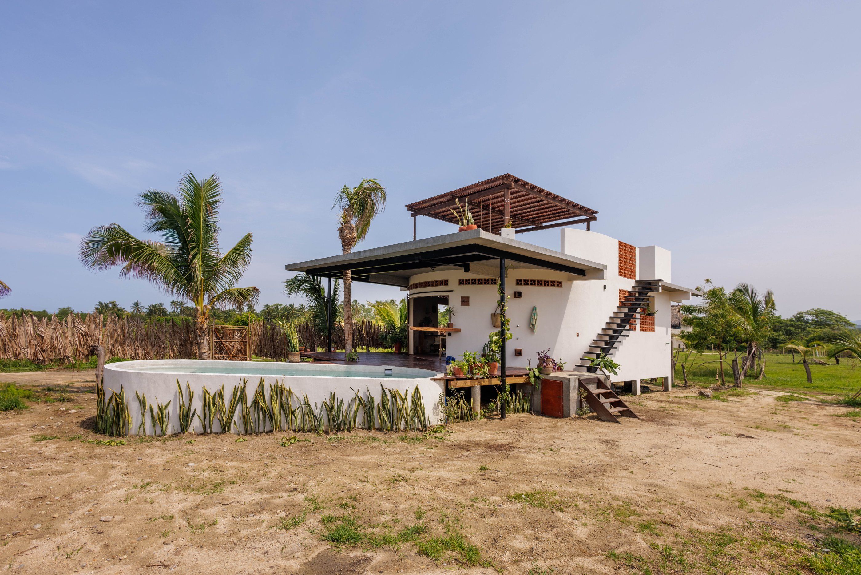 House exterior with pool and garden, El Puertecito