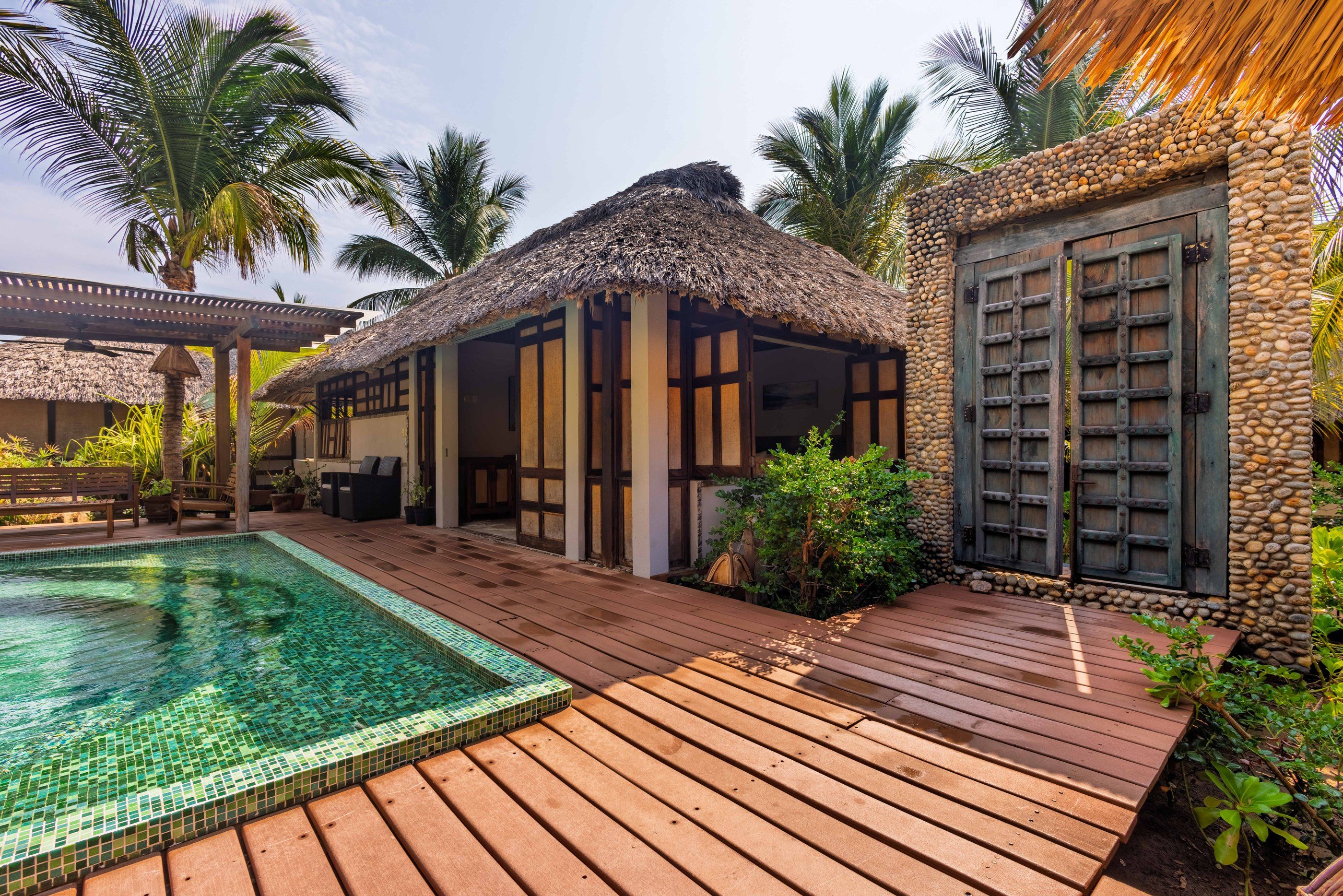 Pool and thatched bungalow, Casa 6 Elementos