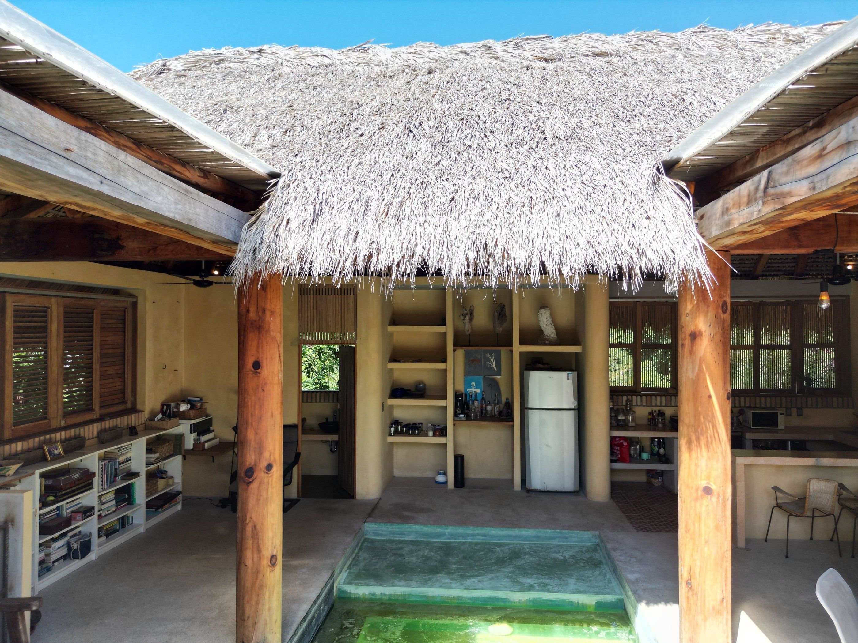 Vue aérienne du toit en palapa et du bassin, Casa S, La Barra de Colotepec