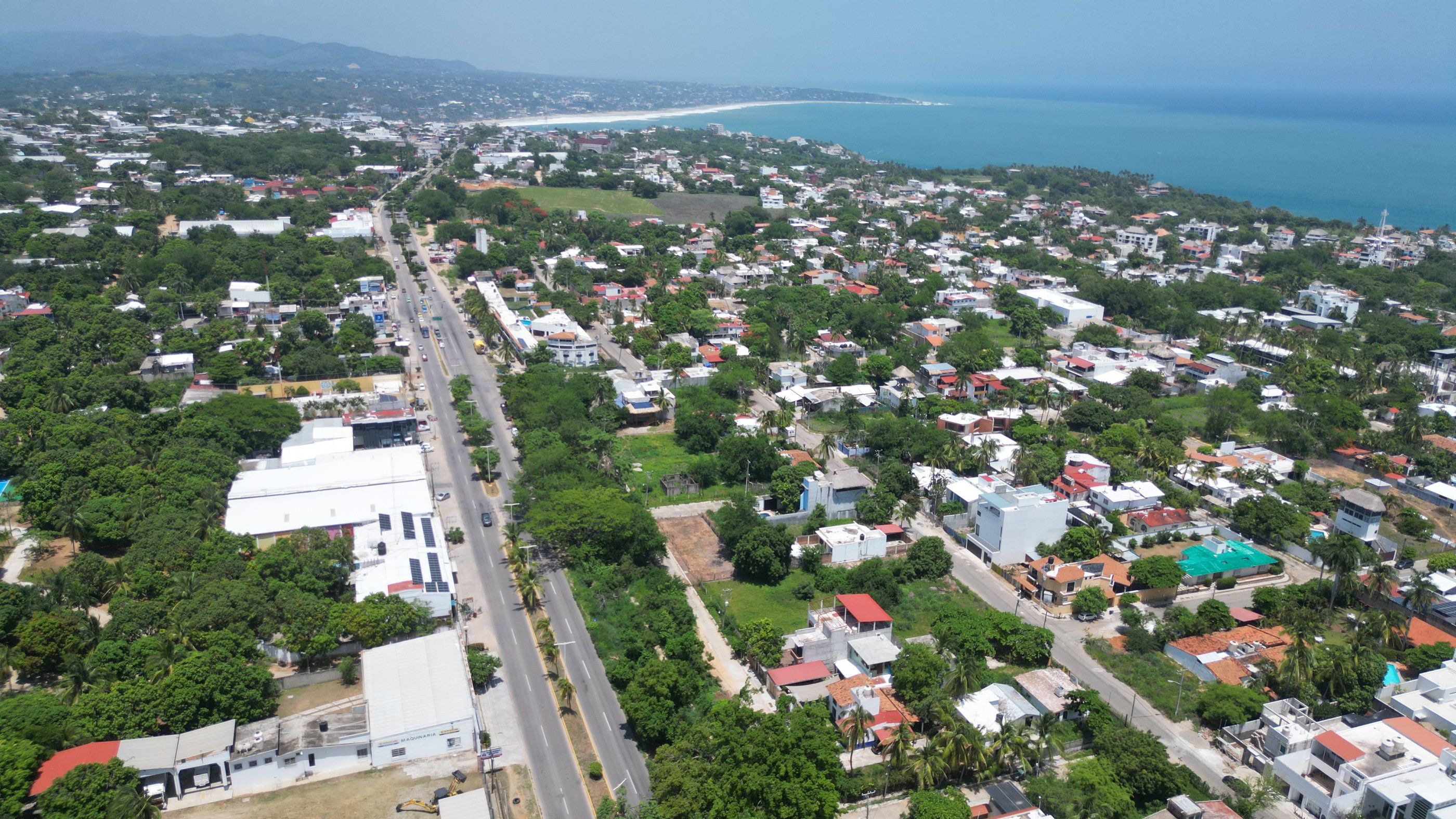 Vista aérea sobre la avenida hacia la bahía, Bacocho