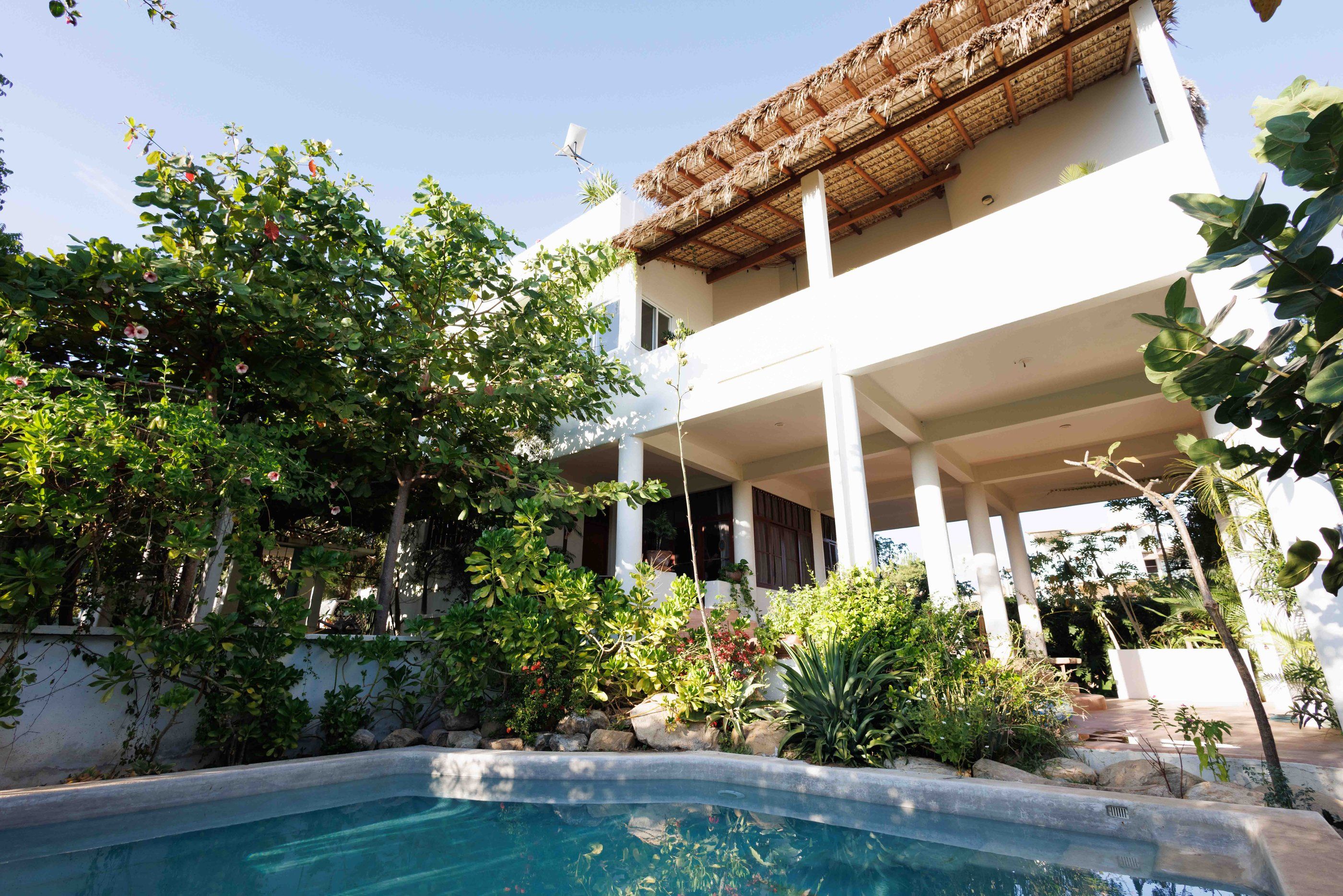 Façade sur deux niveaux au-dessus de la piscine, Esperanza Verde