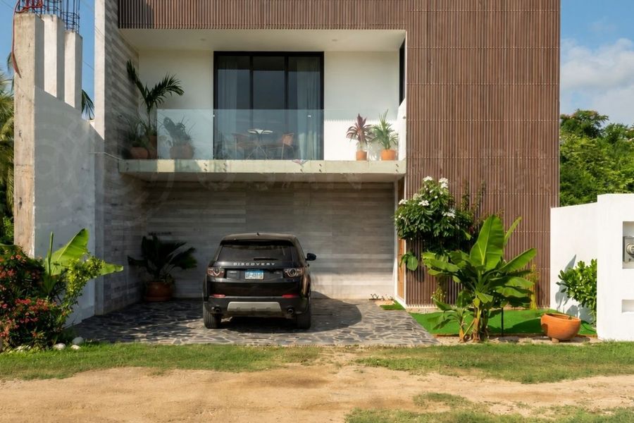 Fachada principal con cochera y jardín, Casa Punta Mar, Bajos de Chila