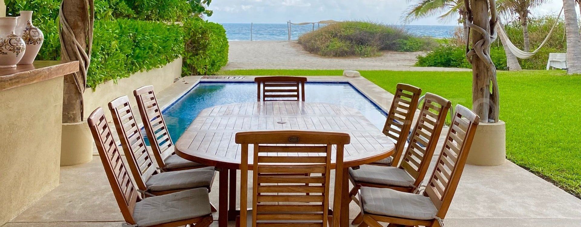 Covered terrace dining table facing the pool and the beach, Casa Arena, Barra de Colotepec