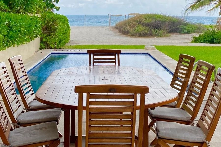 Table de terrasse couverte face à la piscine et à la plage, Casa Arena, Barra de Colotepec