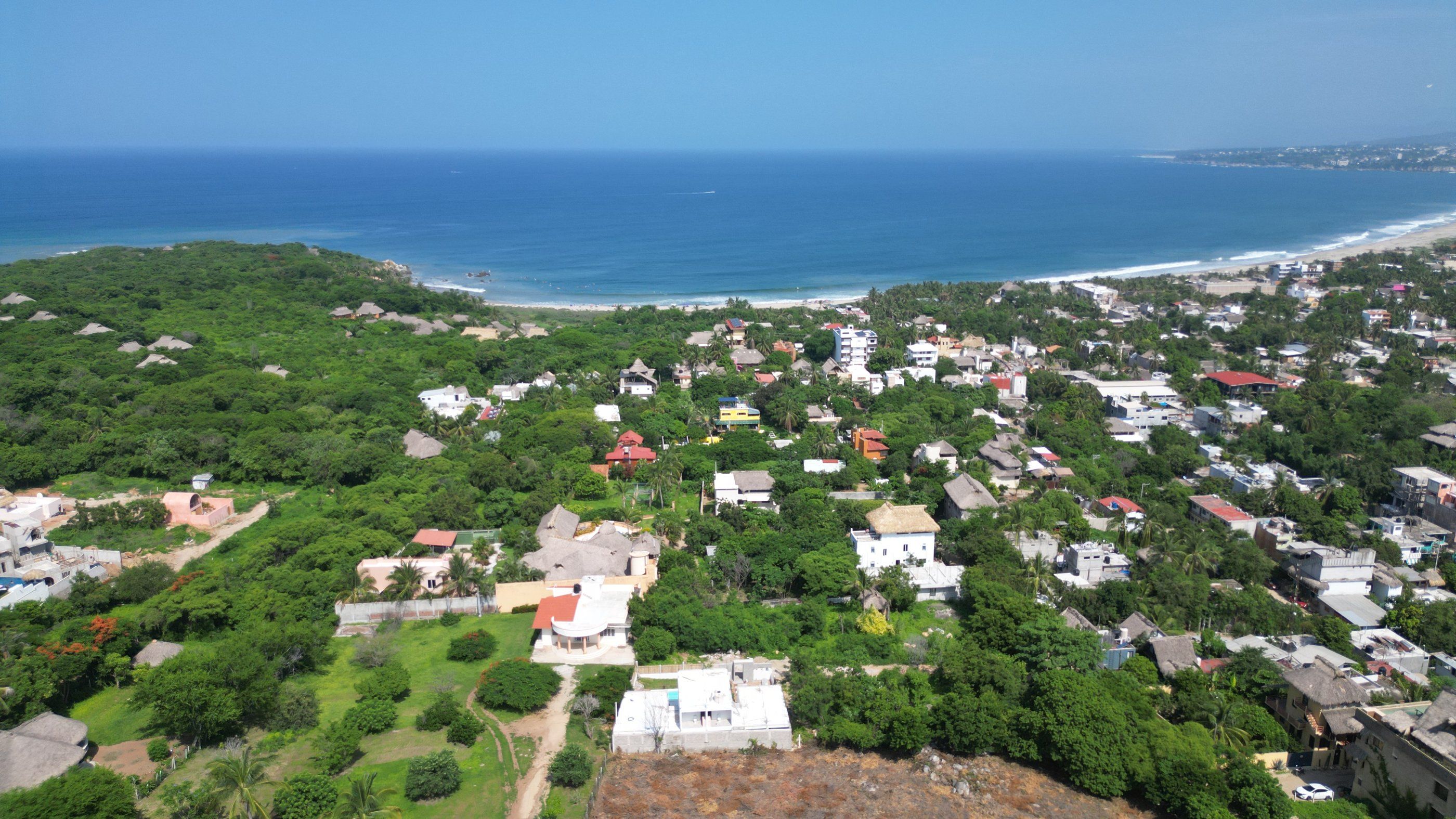 Vista aérea de La Punta Zicatela y el Pacífico