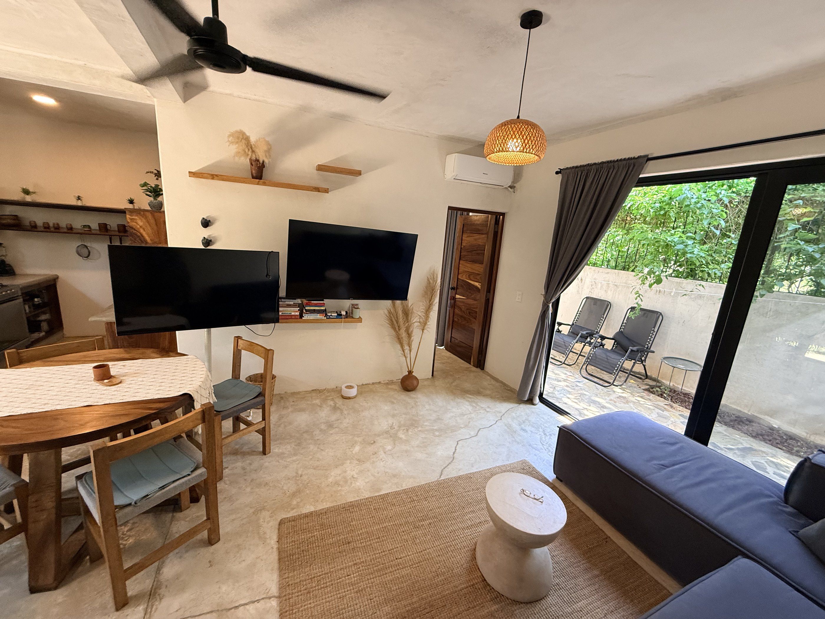 Séjour avec canapé et téléviseur, appartement à La Barra