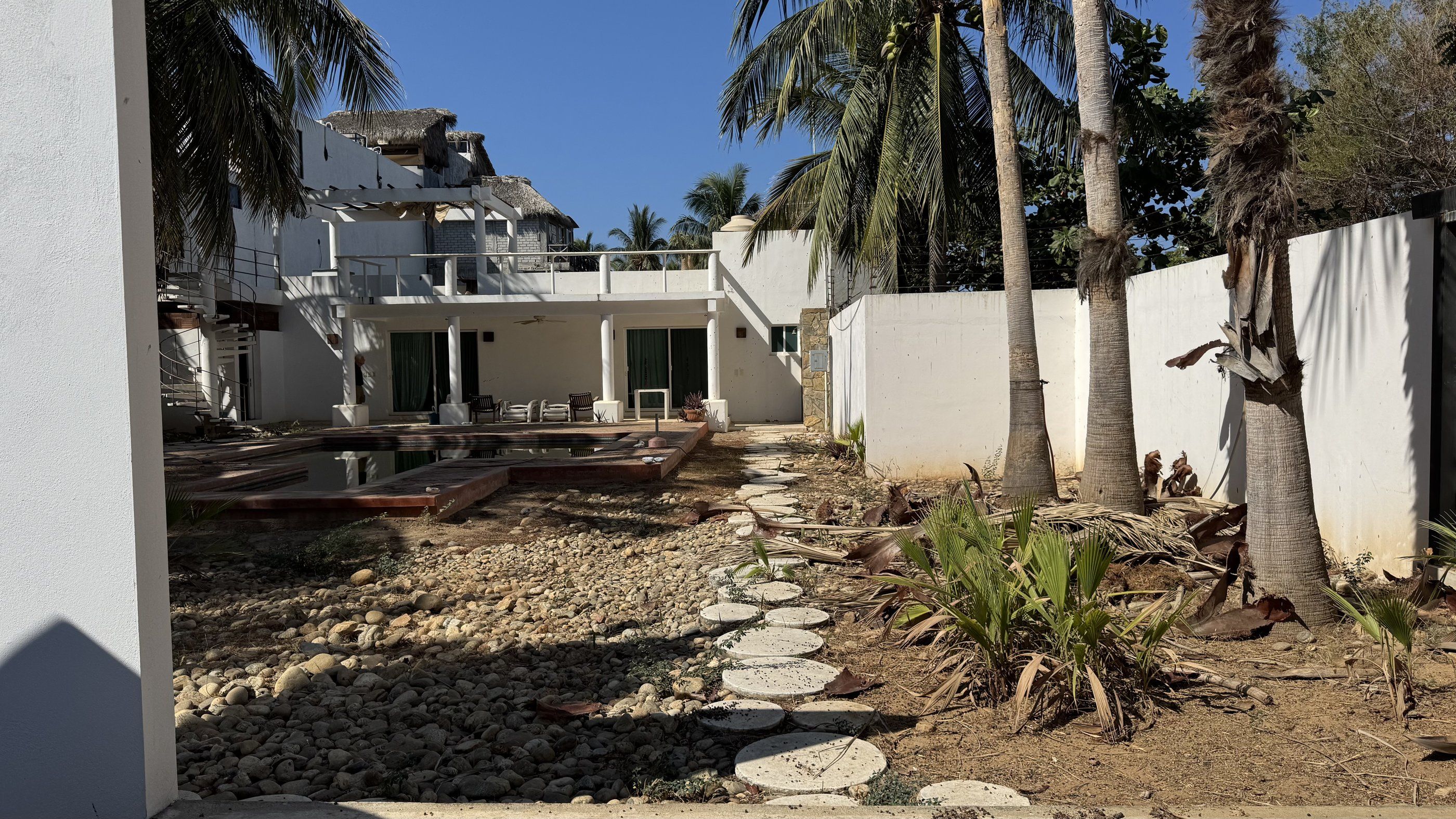 Andador del jardín, alberca y casa, Casa Tamarindos, Zicatela