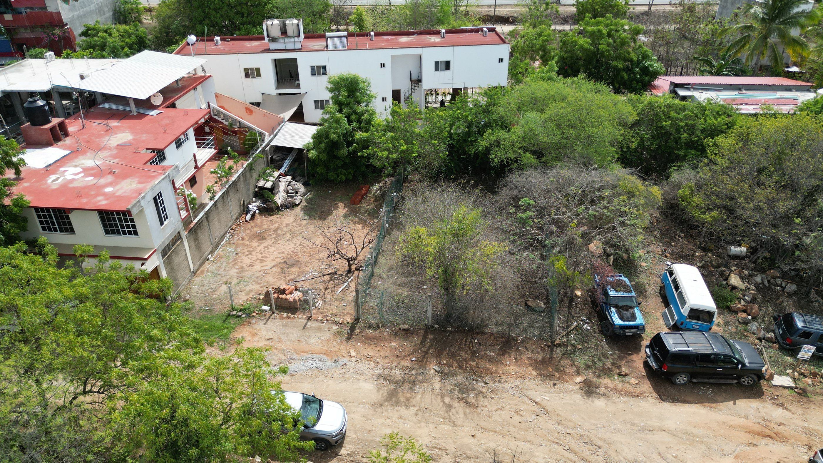 Vista aérea del terreno y su camino de acceso, La Barra de Colotepec