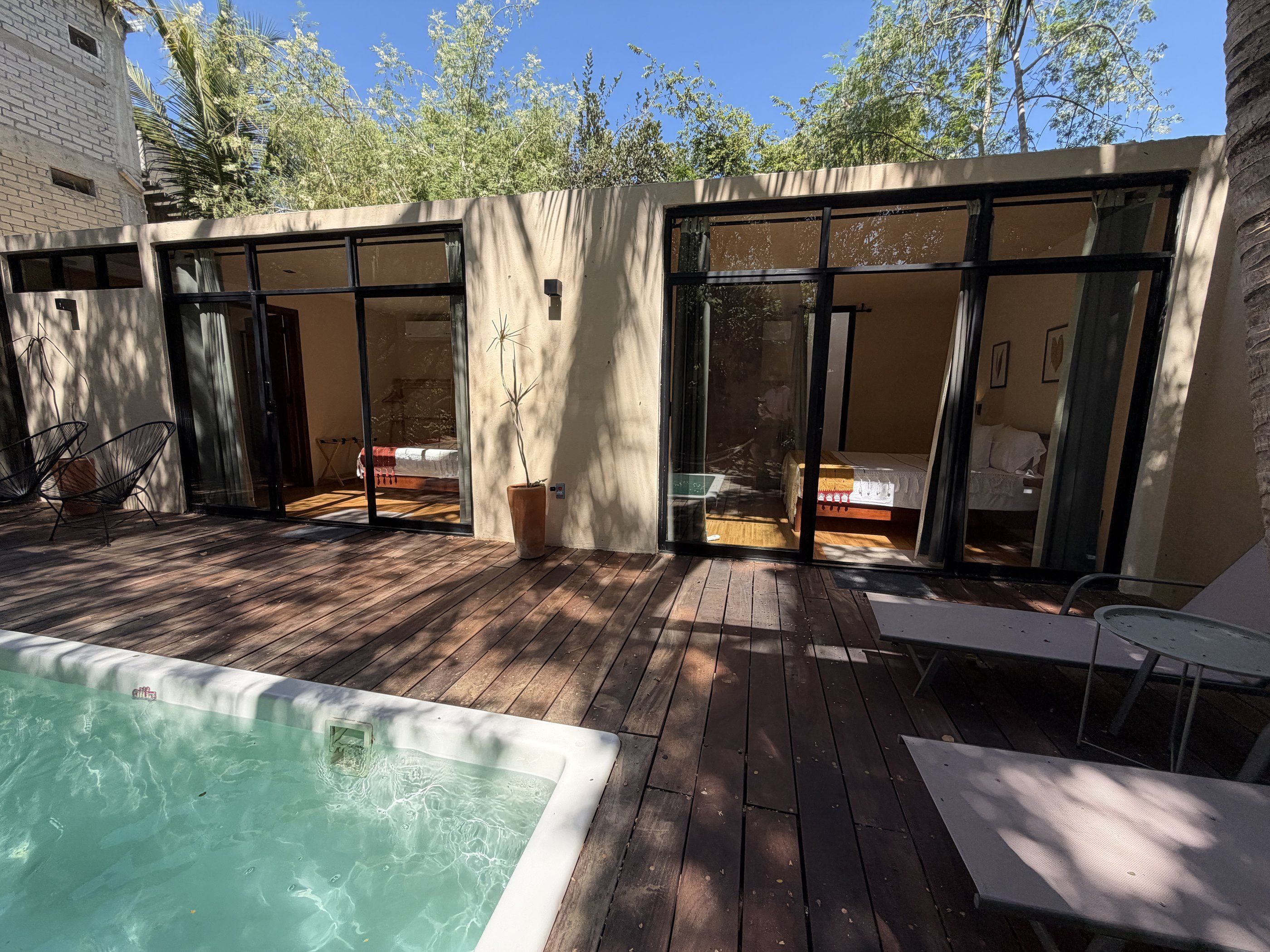 Alberca privada y deck de madera frente a Casa Yag, La Punta Zicatela