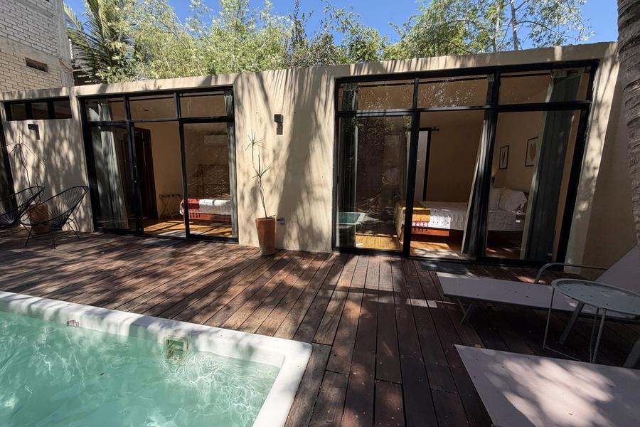 Alberca privada y deck de madera frente a Casa Yag, La Punta Zicatela
