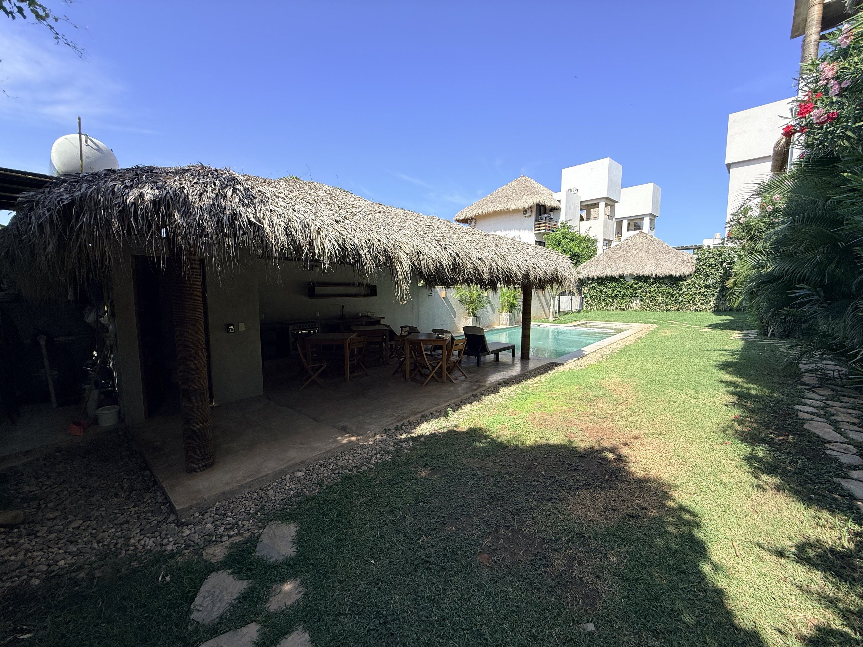 Jardin et espace commun sous palapa, La Barra de Colotepec