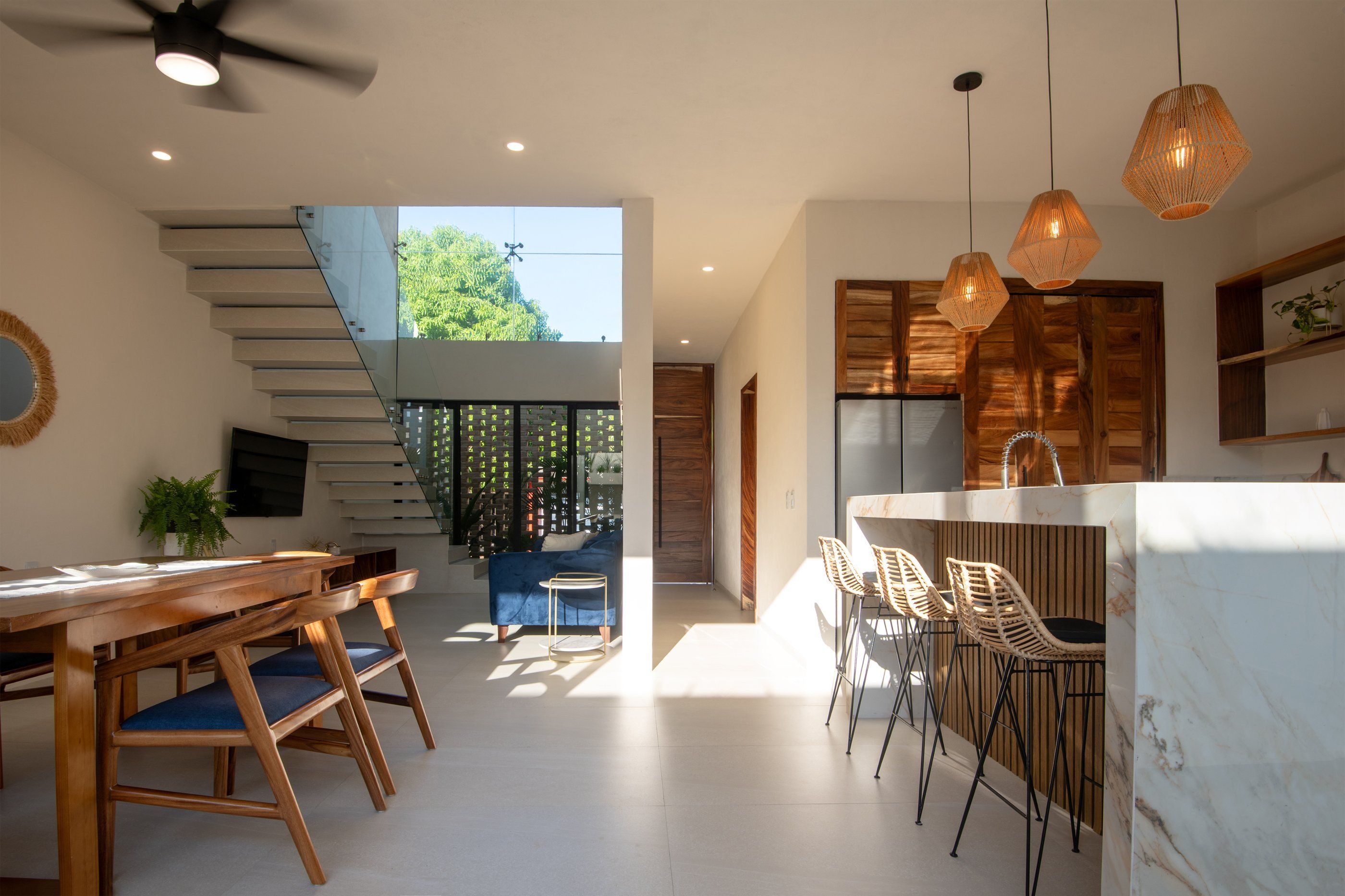 Comedor, isla de cocina y escalera, Casa Zoe, Bacocho