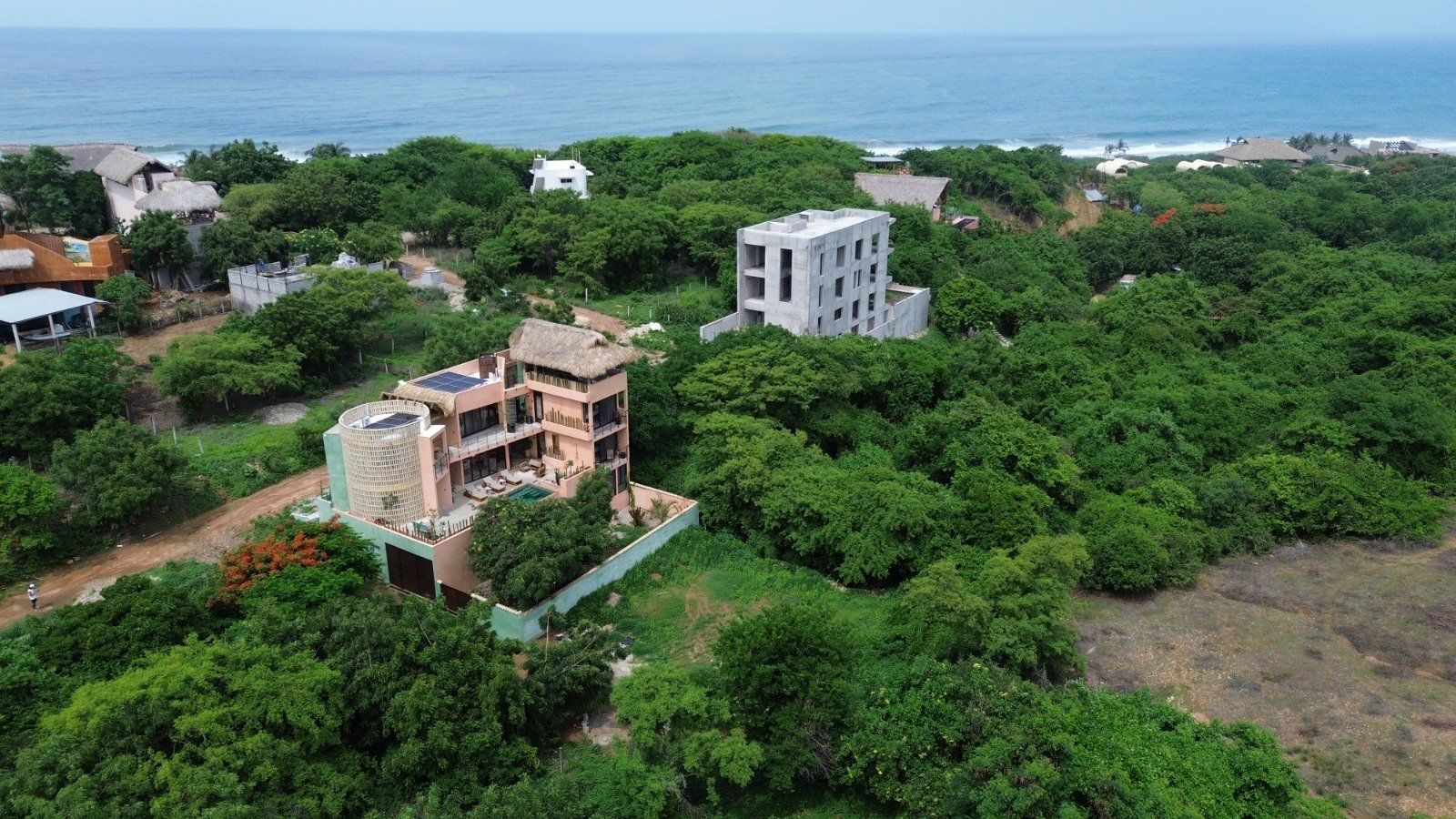 Vista aérea de los lotes y villas vecinas hacia el mar