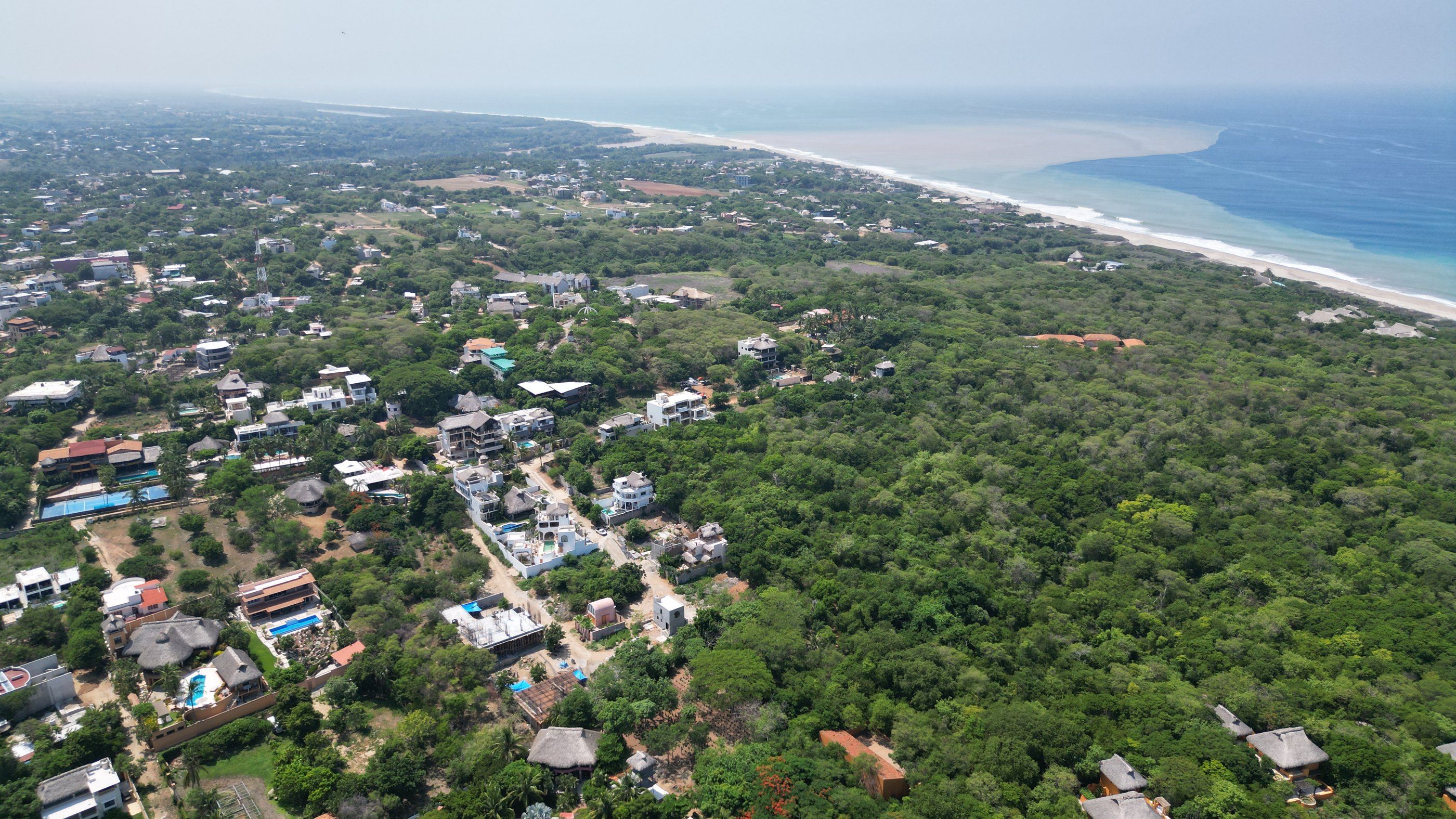 Vista aérea del barrio de La Punta y la costa