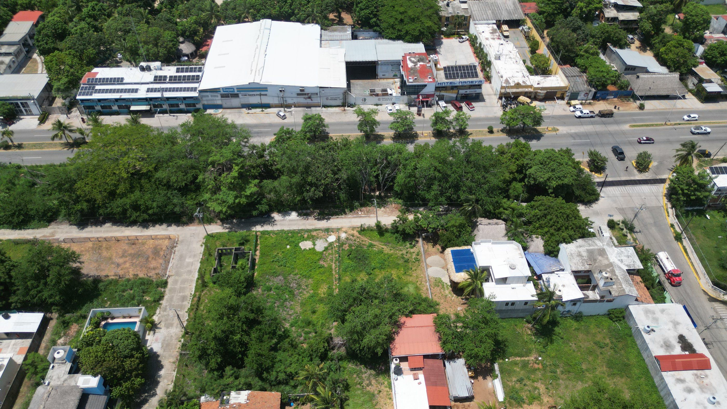 Vista aérea de los lotes hacia la avenida principal, Bacocho
