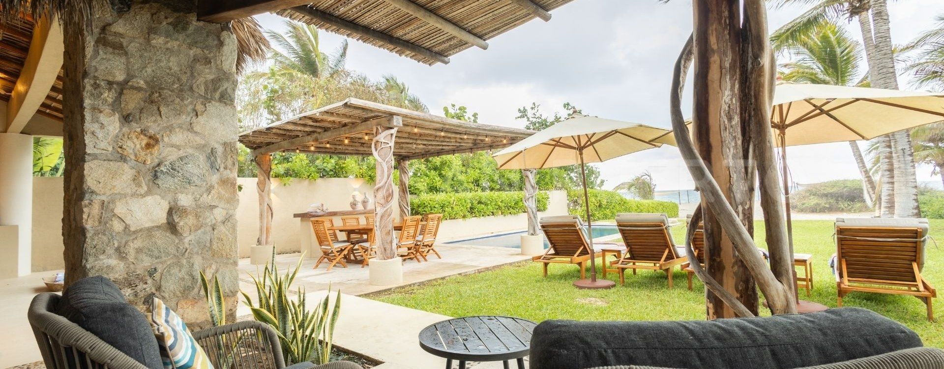 Terrasse ombragée donnant sur le jardin et la piscine, Casa Arena, Barra de Colotepec