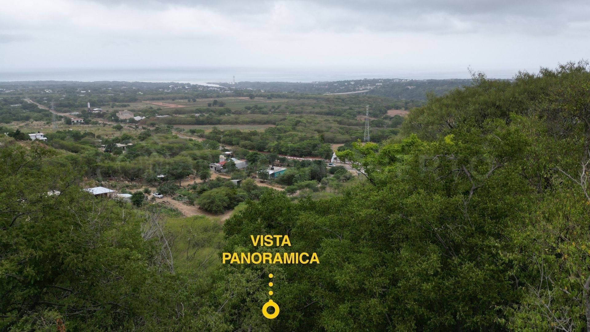 Vue panoramique depuis le coteau vers l'océan, Axitla