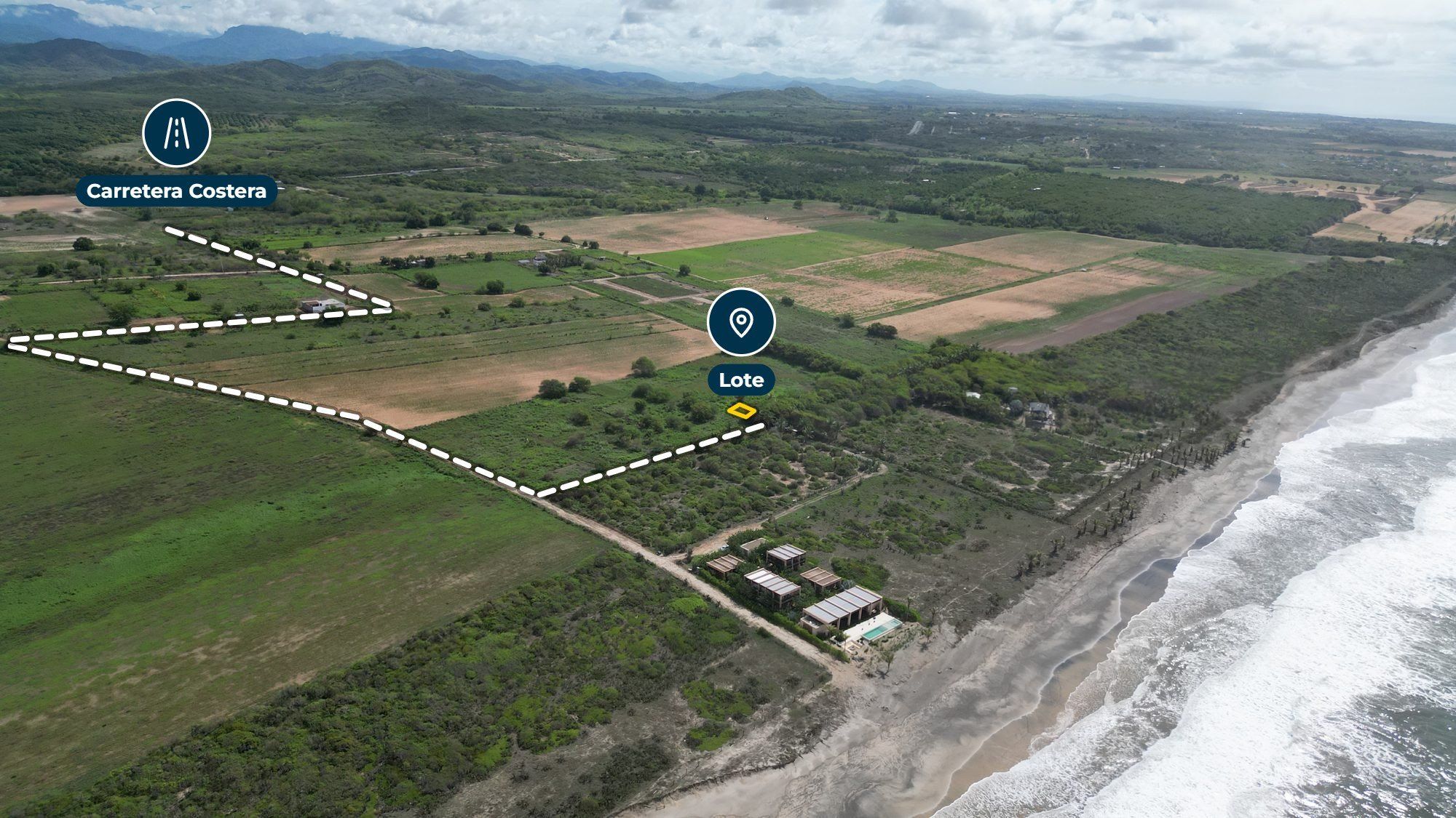 Vista aérea con la carretera costera y el lote, El Rosedal