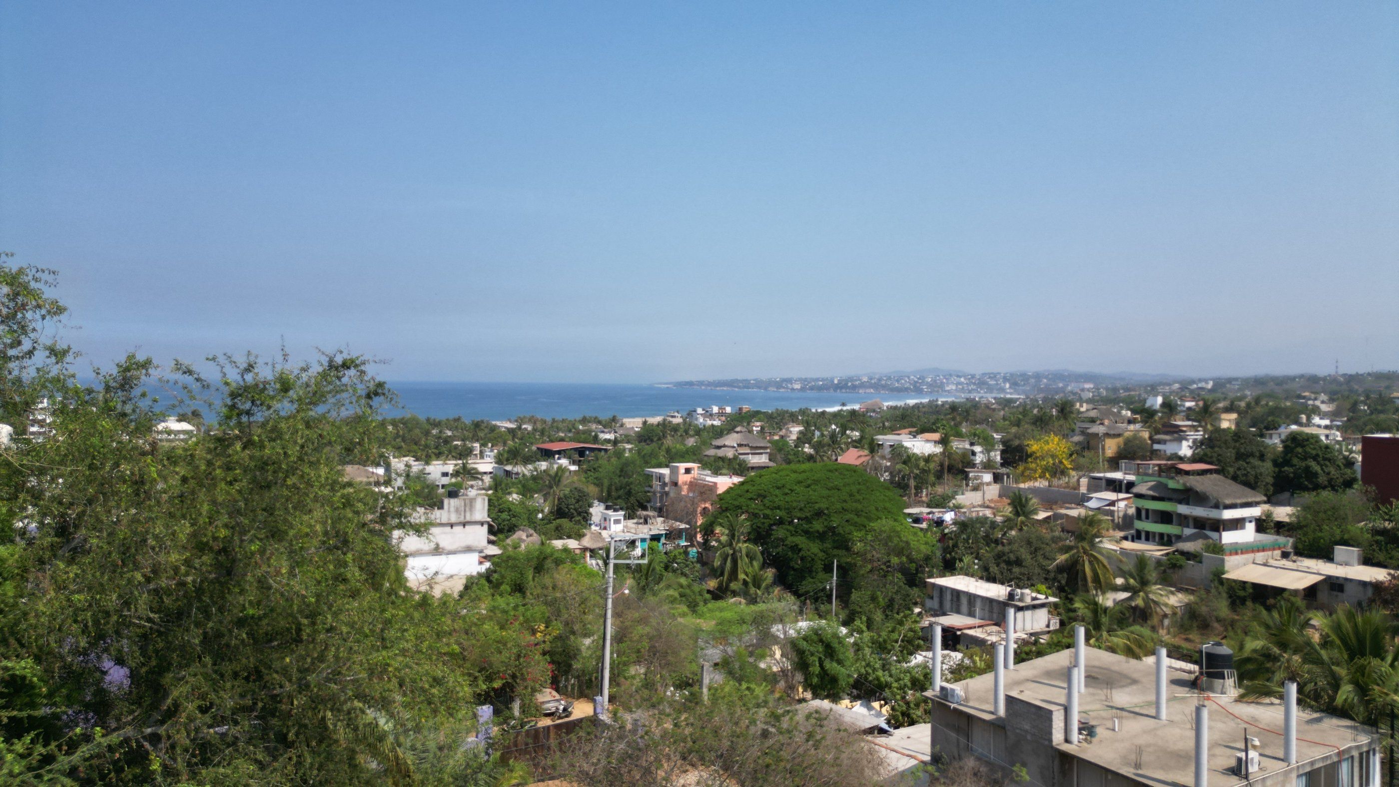 Vue vers l'océan et Puerto Escondido depuis le terrain