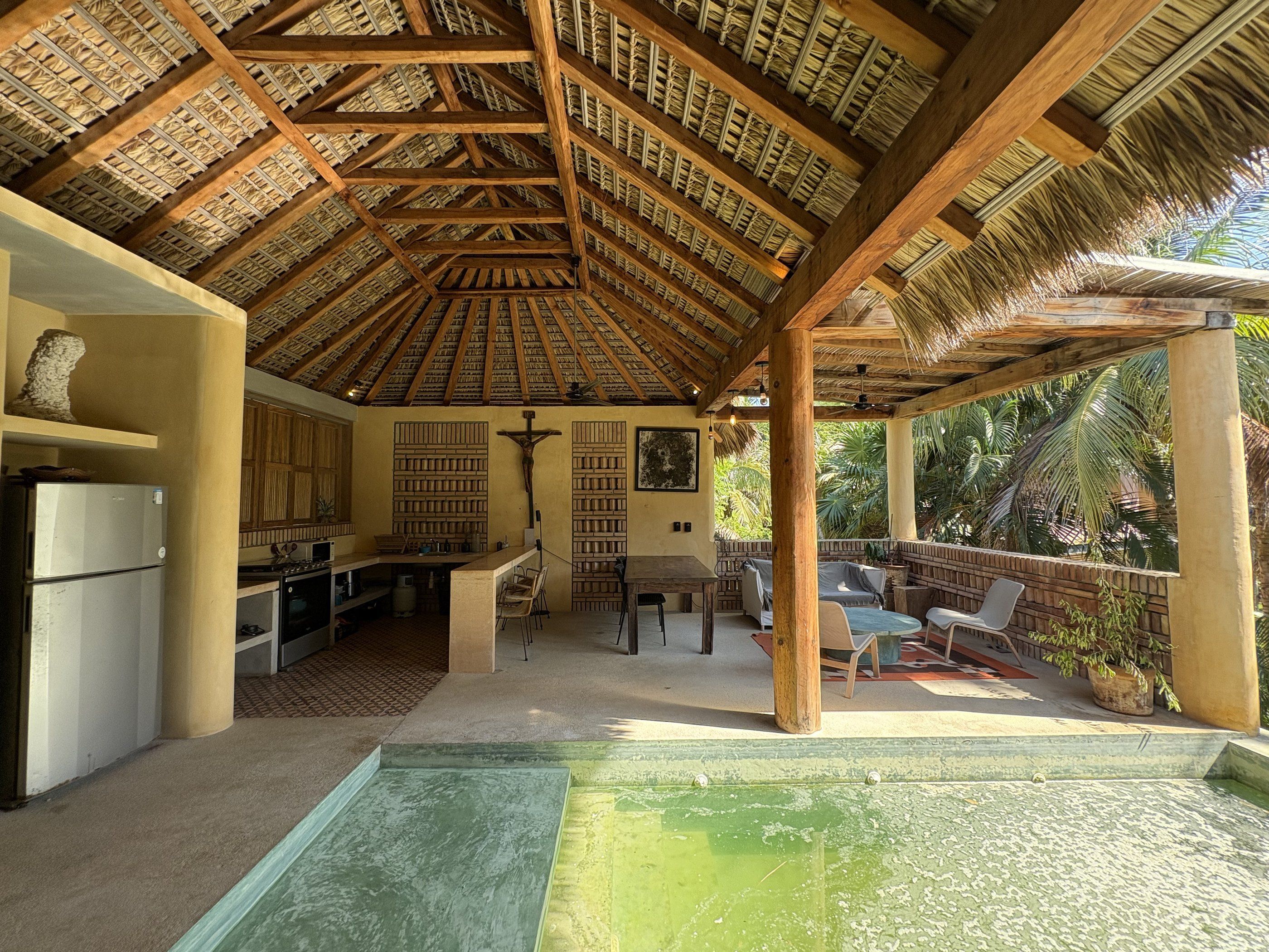 Espace de vie ouvert sous la palapa avec bassin, Casa S, La Barra de Colotepec