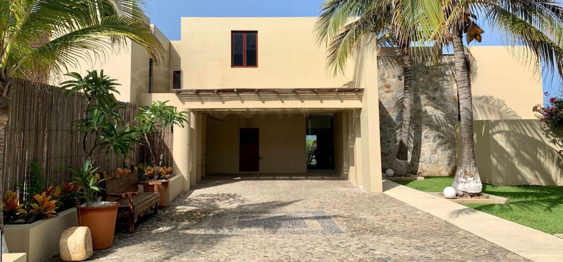 Façade d’entrée et allée, Casa Arena, Barra de Colotepec