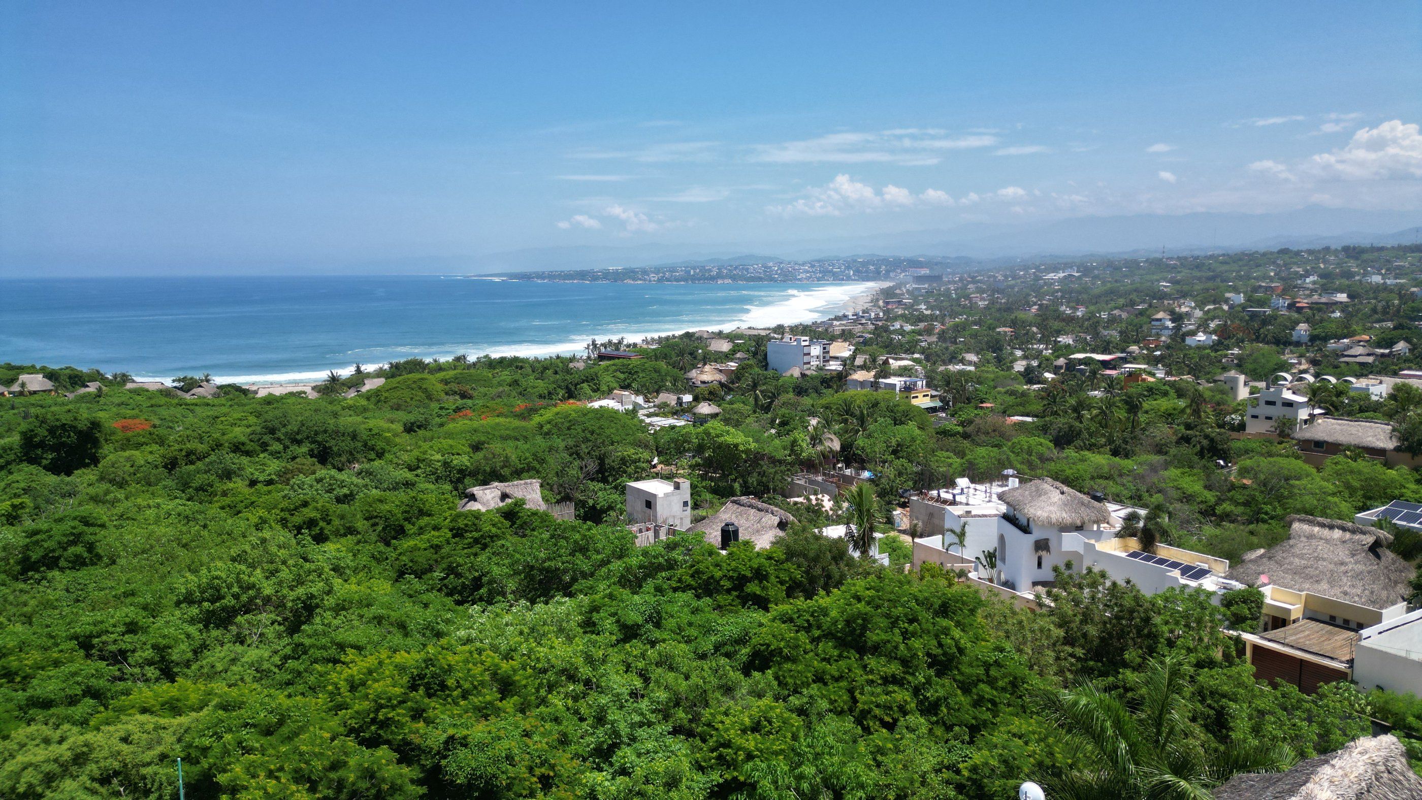 Vue aérienne de La Punta vers la plage de Zicatela, Puerto Escondido