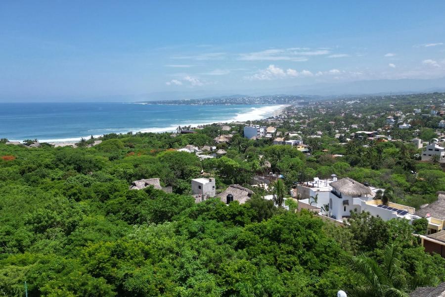 Vue aérienne de La Punta vers la plage de Zicatela, Puerto Escondido