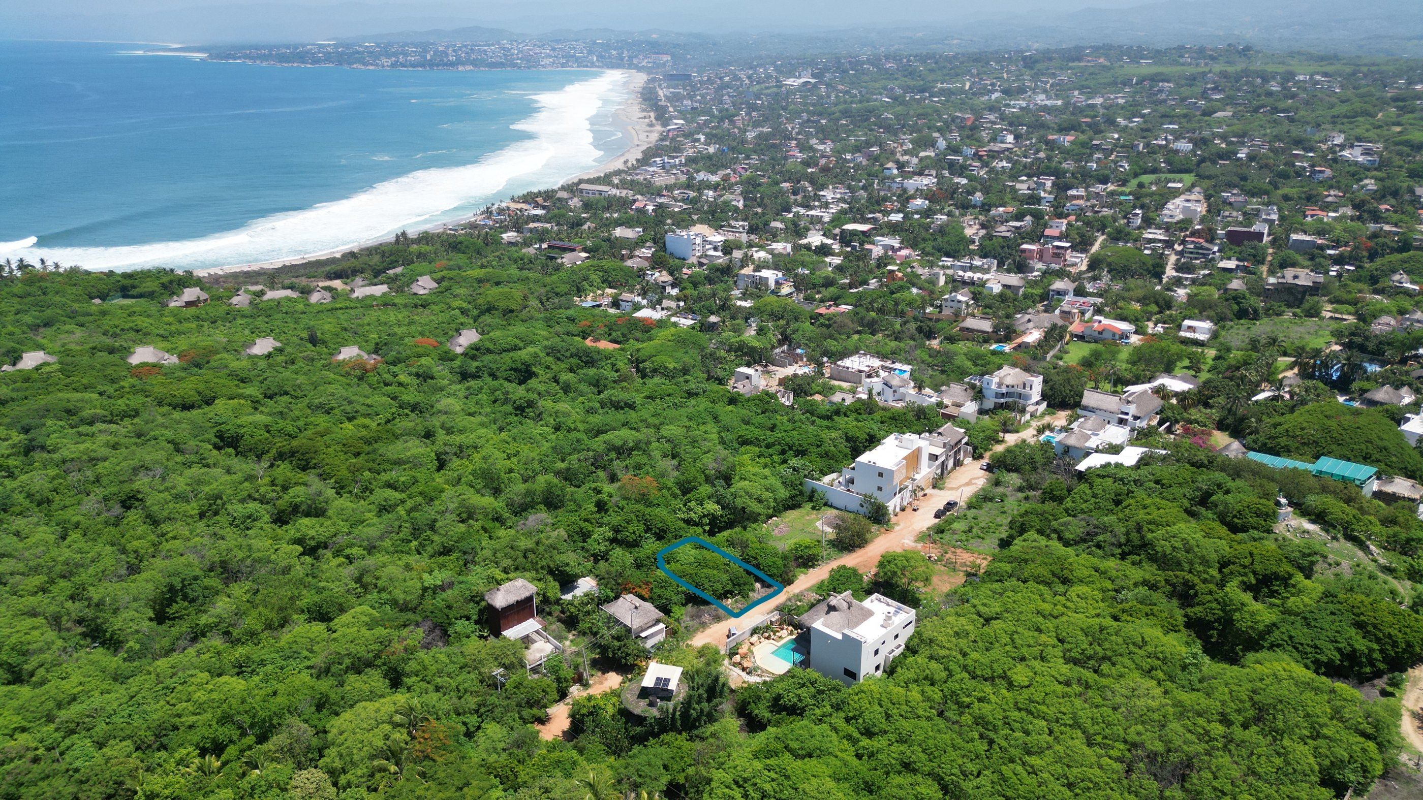 Vue aérienne du terrain délimité à La Punta, avec la baie de Zicatela
