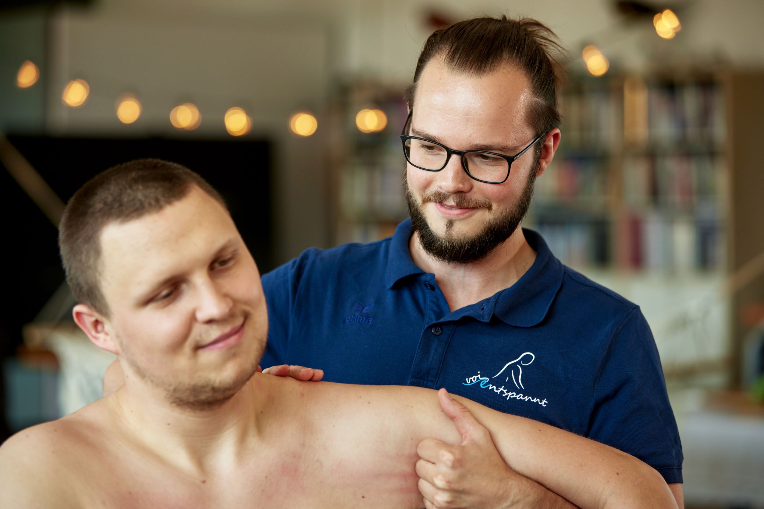 Christoph massiert eine Schulter