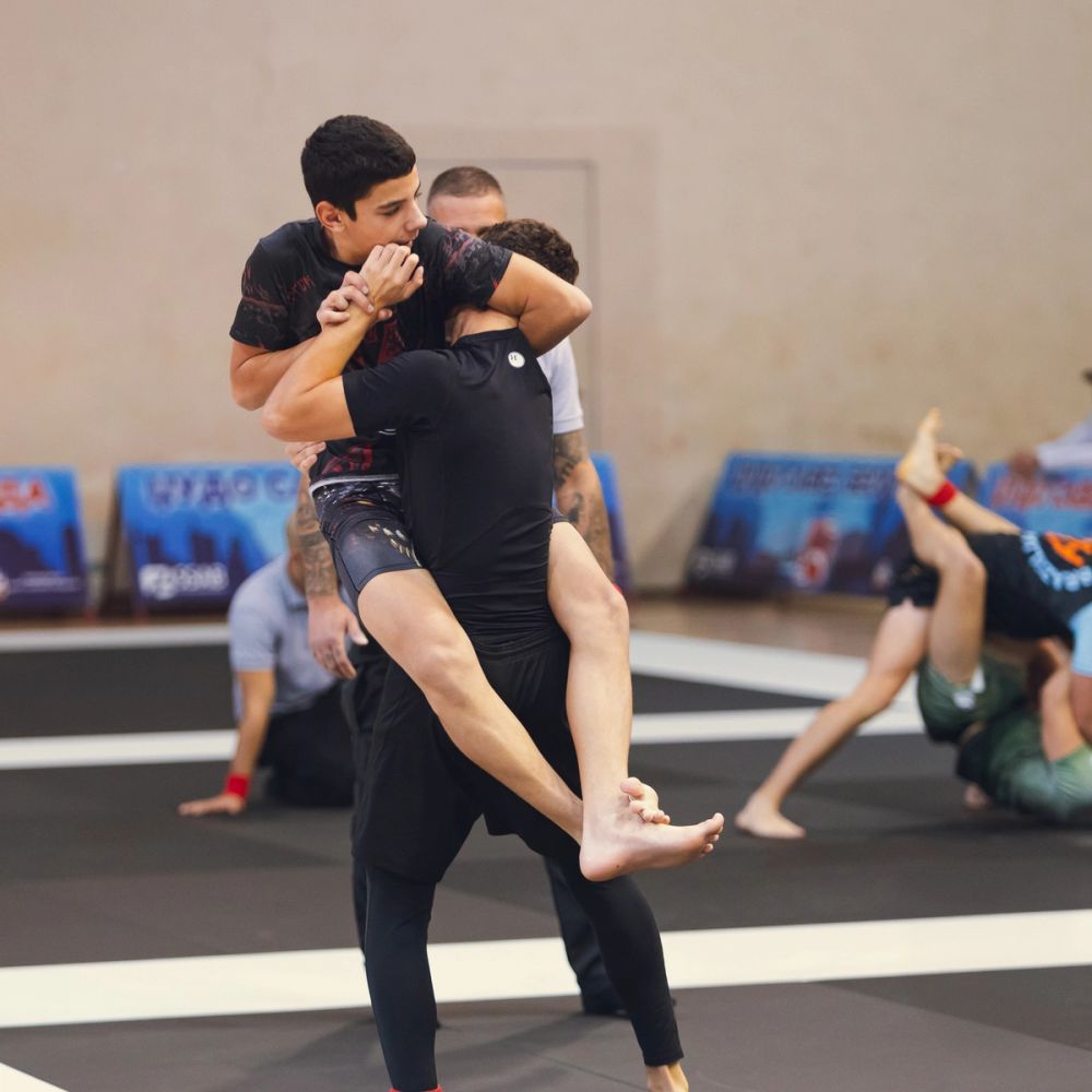 Brazilian jiu-jitsu borba u stojećoj poziciji, takmičari u zahvatu tokom meča na strunjači